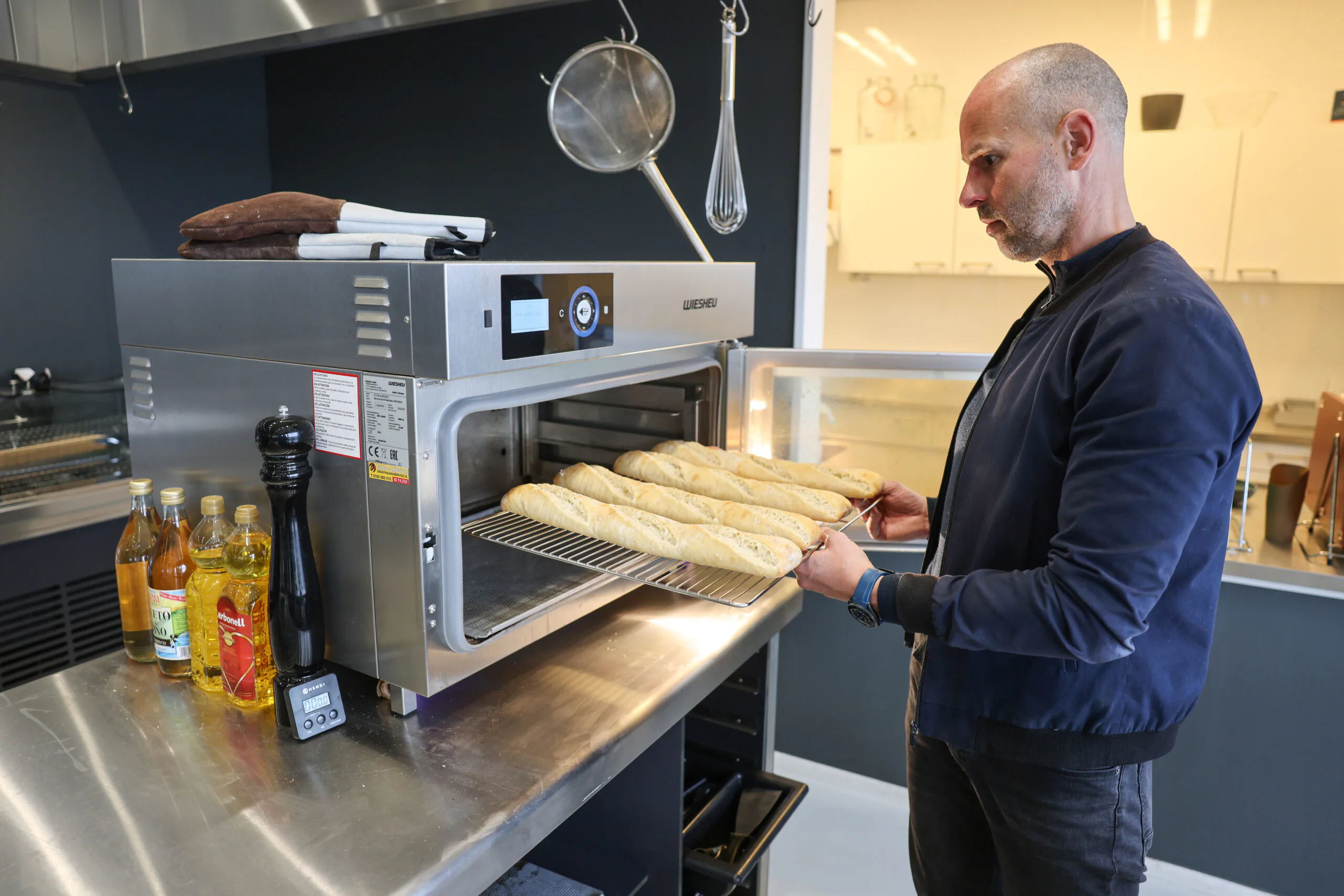 VFN#8837 Spar Foodservice in Waalwijk. Ferry Schepens bij de afbakoven