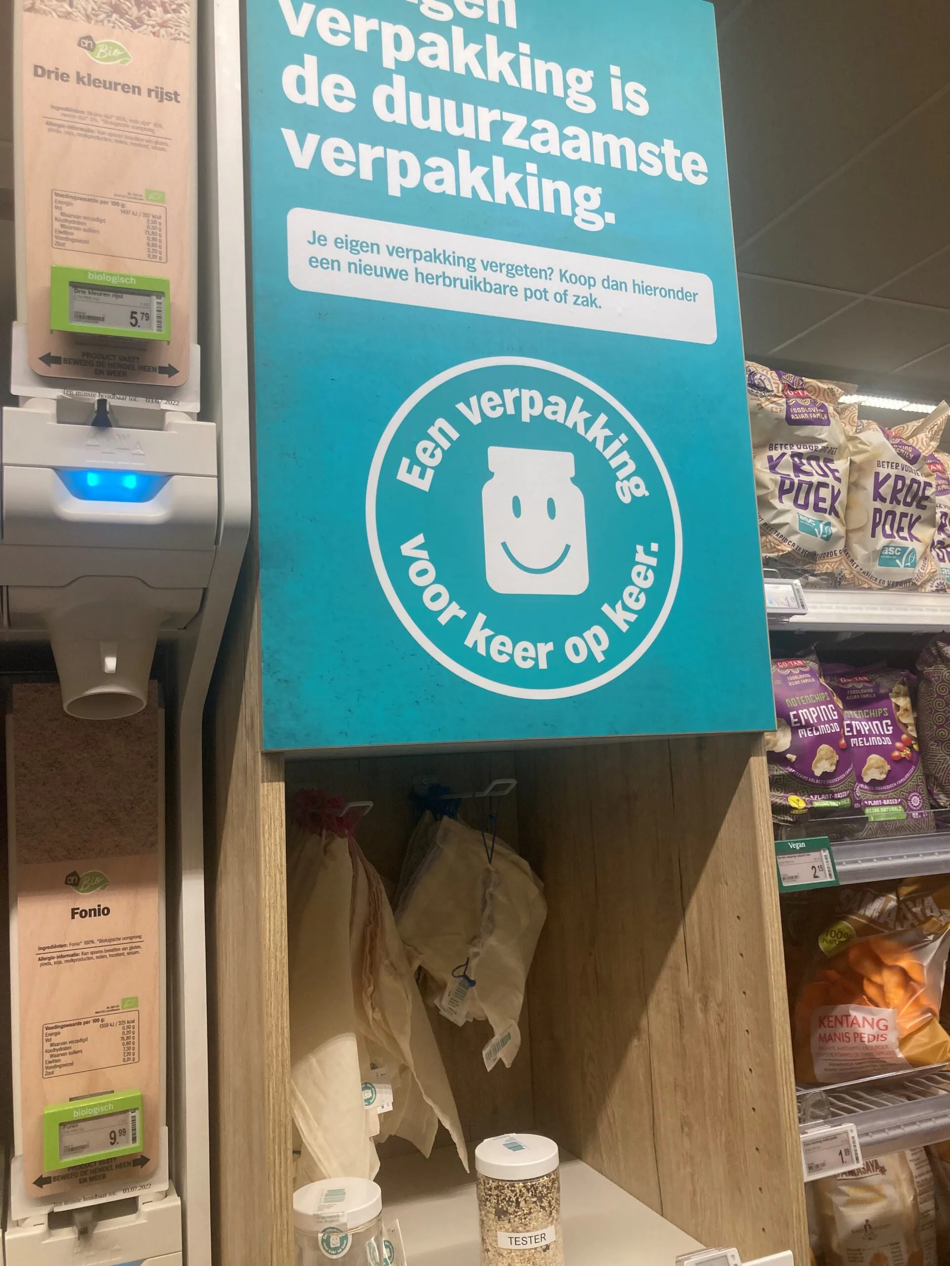 Klanten die vergeten zijn hun eigen verpakking mee te nemen, kunnen een duurzame variant (pot of zak) kopen bij Albert Heijn. Foto Distrifood