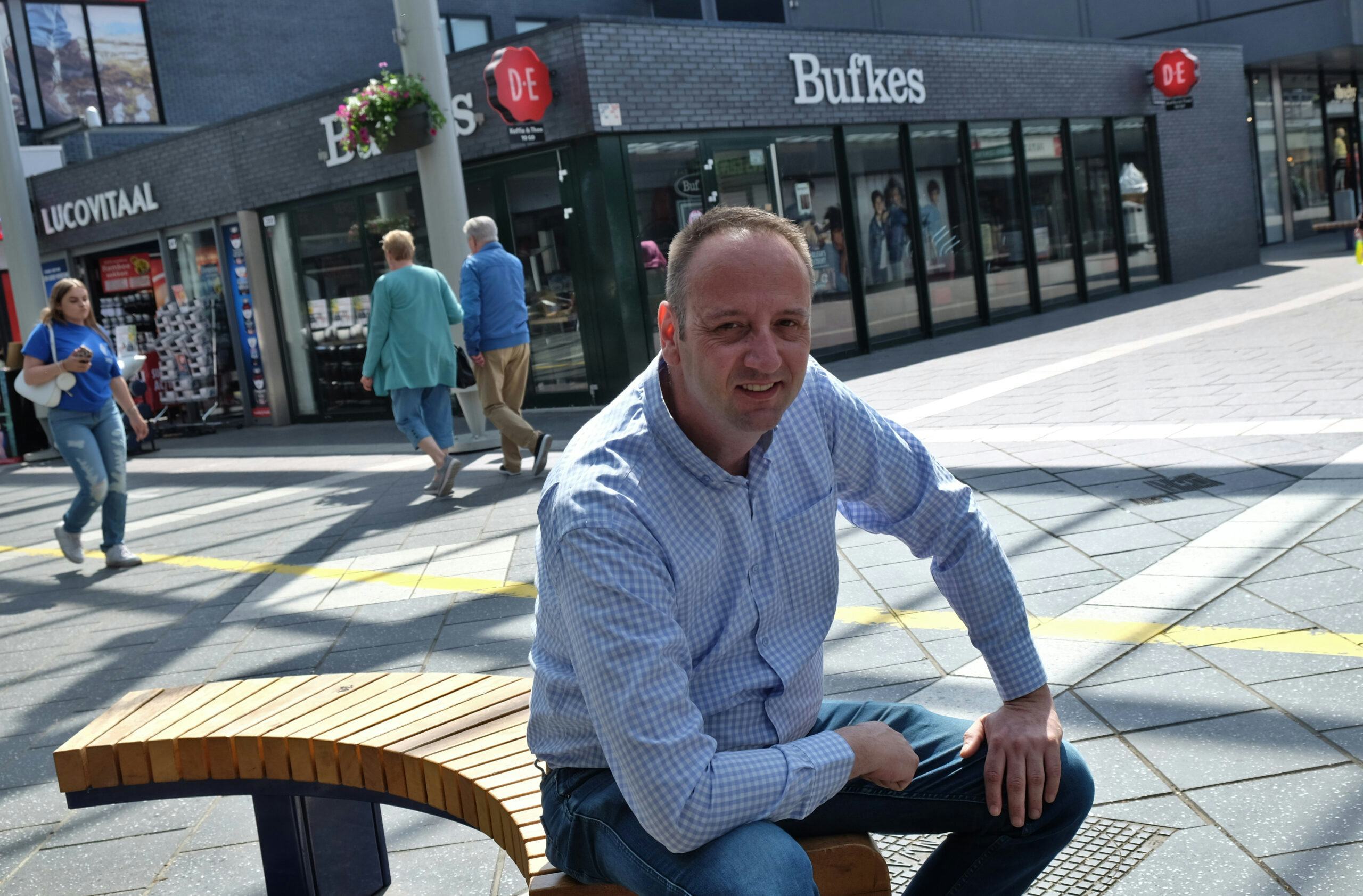 Dennis van Moorsel voor zijn Bufkes in Winkelcentrum Woensel. ‘Ik ben blij met deze kans.’ Foto: Distrifood