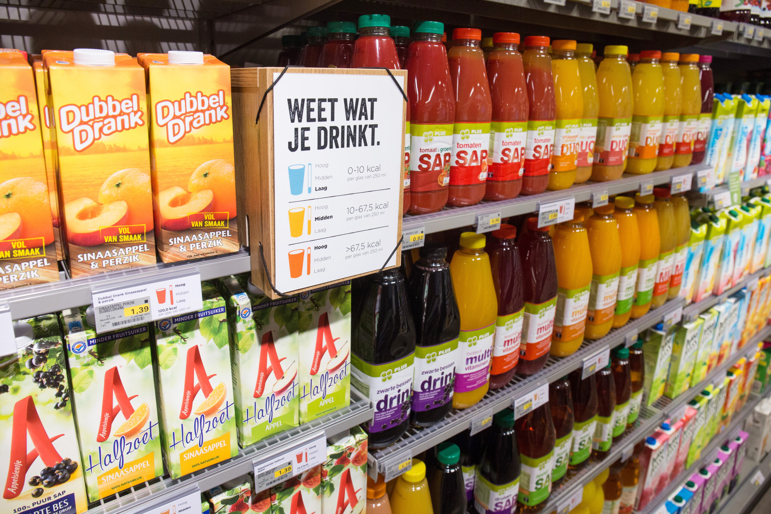 Caloriemeter bij frisdranken en vruchtensappen bij Plus. Foto: Distrifood
