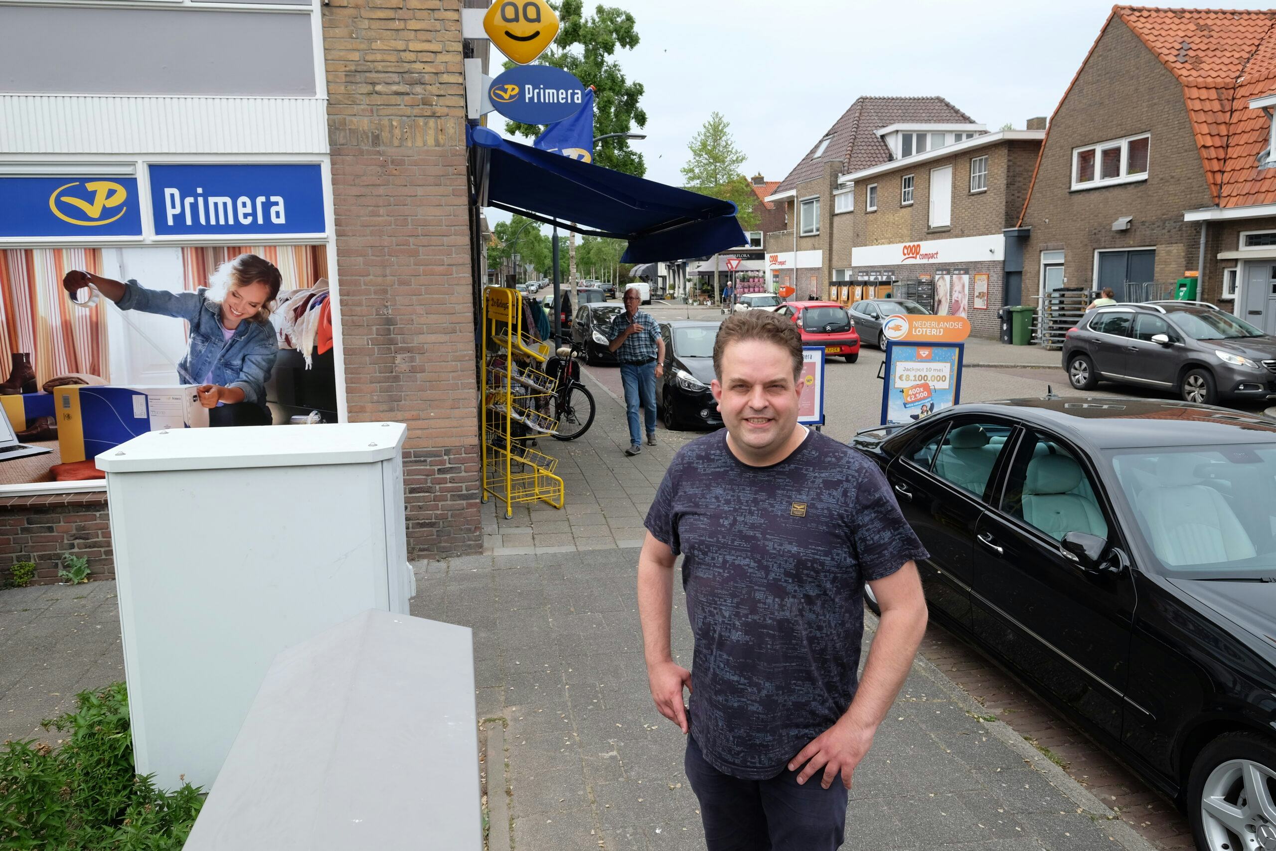 Tim Veldhuis voor zijn Primera met in de achtergrond zijn Coop Compact. Foto: Distrifood.