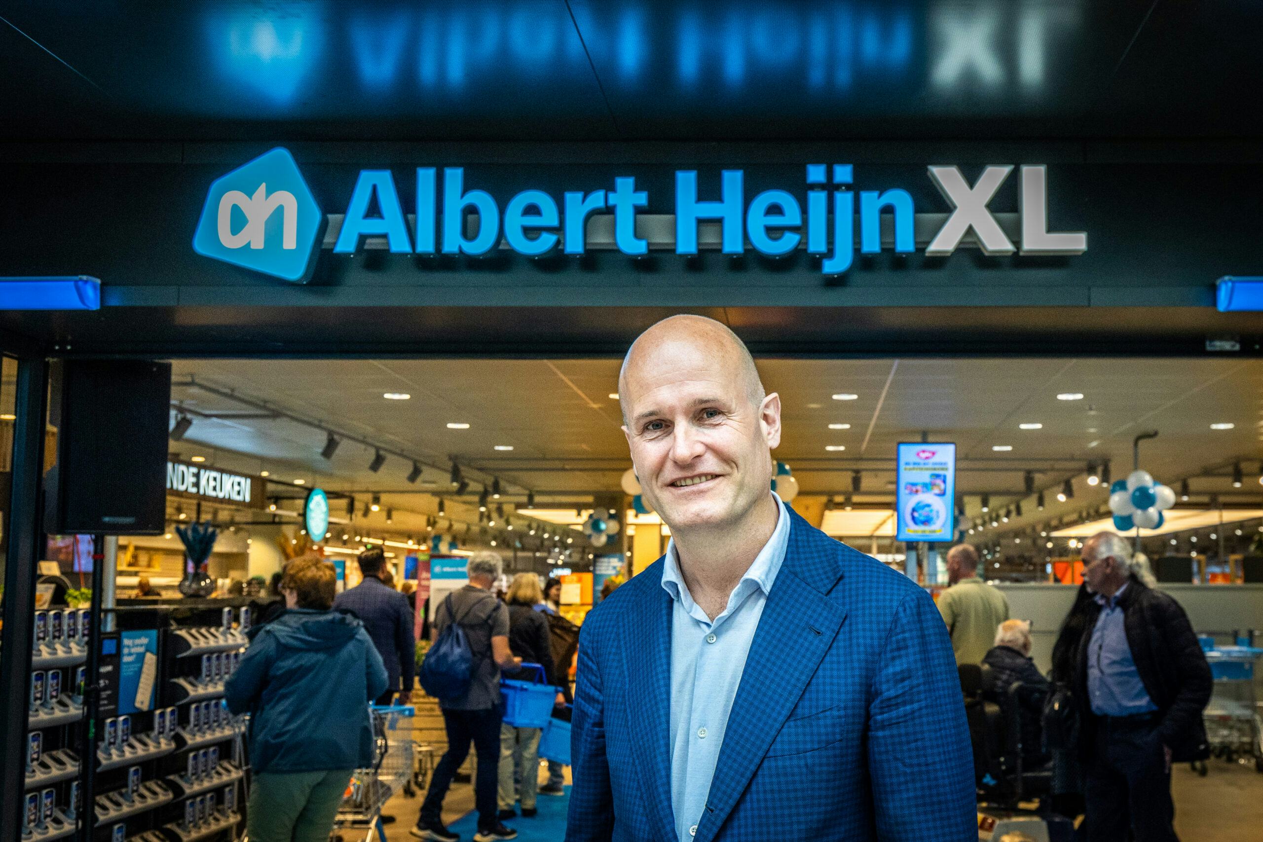 AMSTERDAM - Rob Heesen bij de verbouwde AH XL in winkelcentrum Gelderlandplein. Foto: Diederik van der Laan