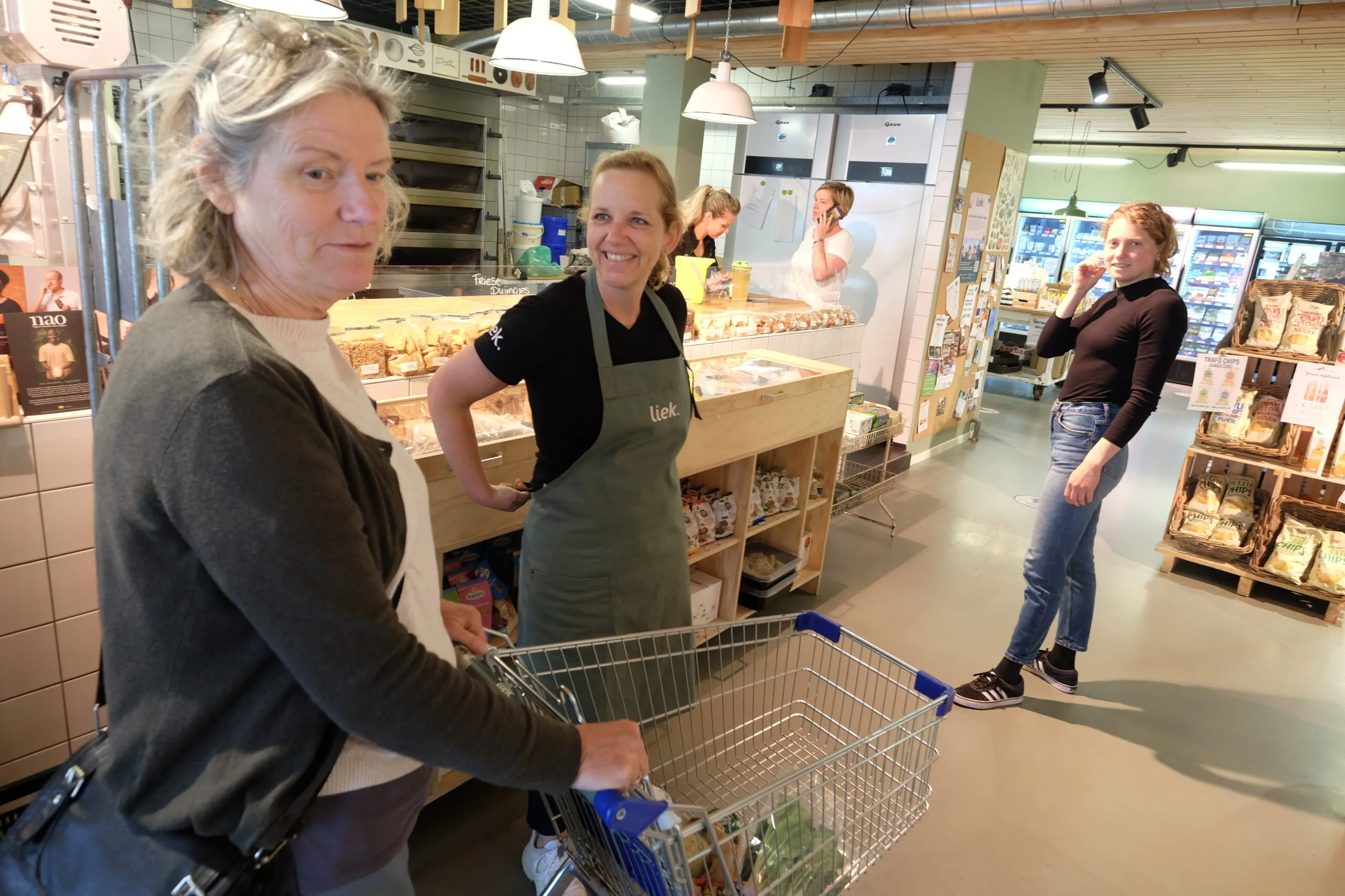 Angelique Wijnen in gesprek met een klant die uit Valkenswaard komt. 'Onze klanten komen soms van ver.'