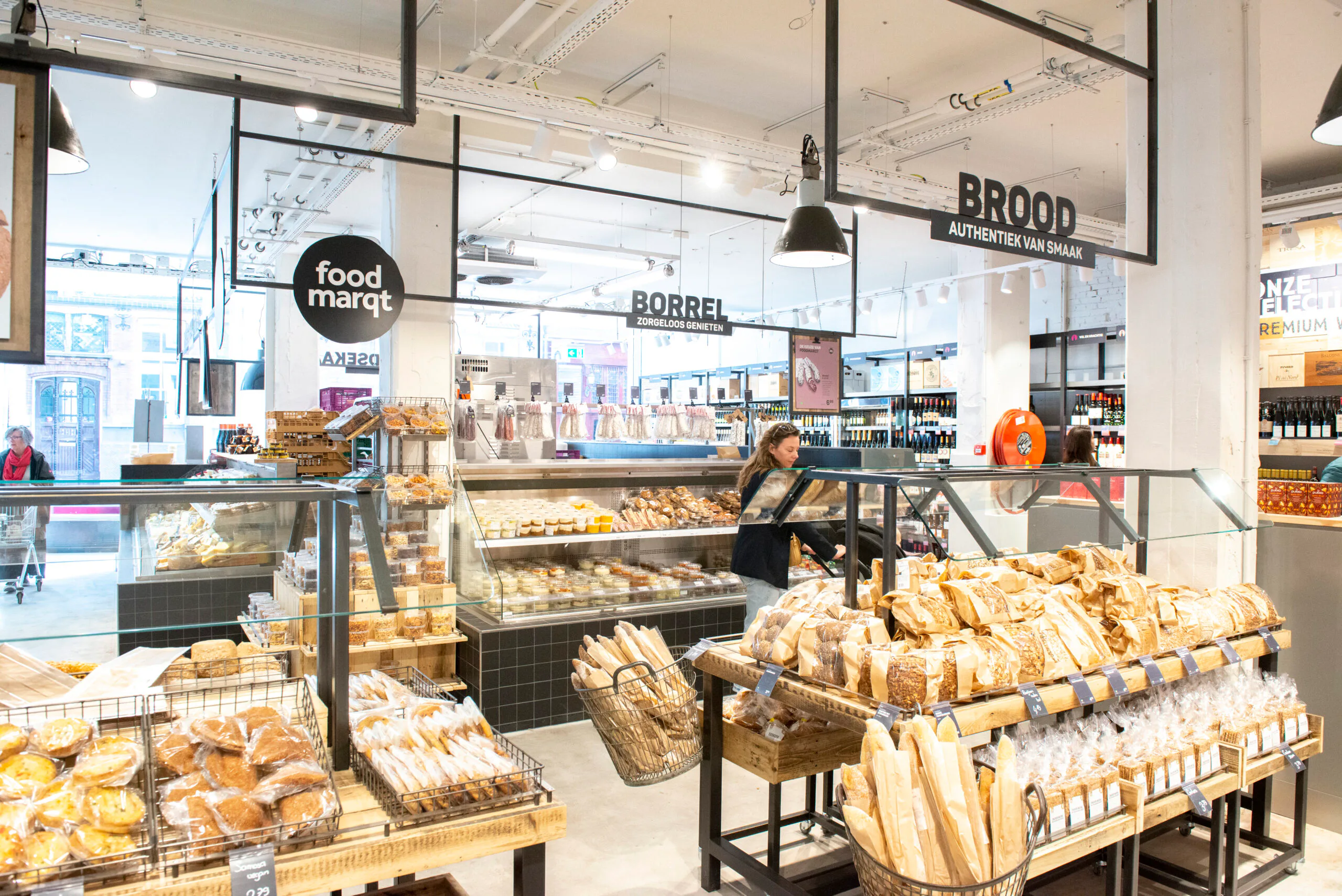 De broodafdeling bevindt zich nu centraal in de winkel in plaats van achterin. Foto Hans Vissers