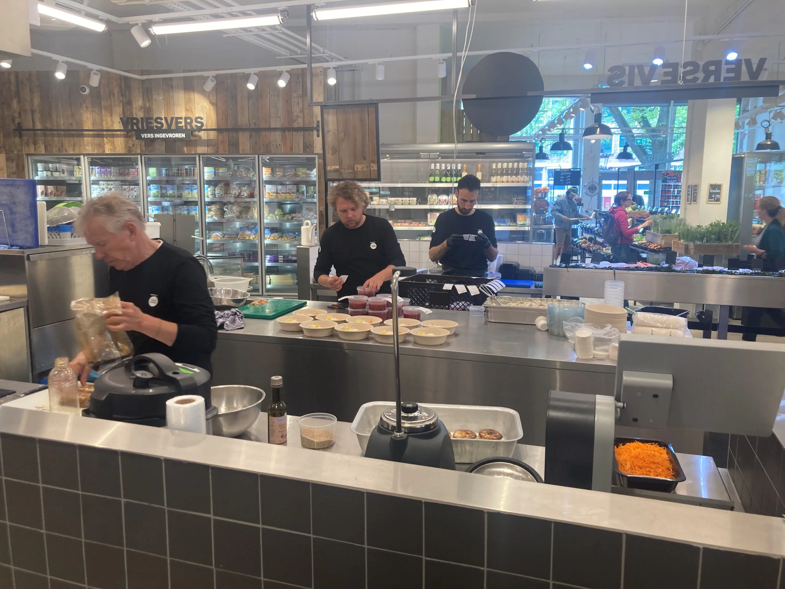 Medewerkers maken maaltijden in de winkel wat zorgt voor meer reuring. Foto Distrifood
