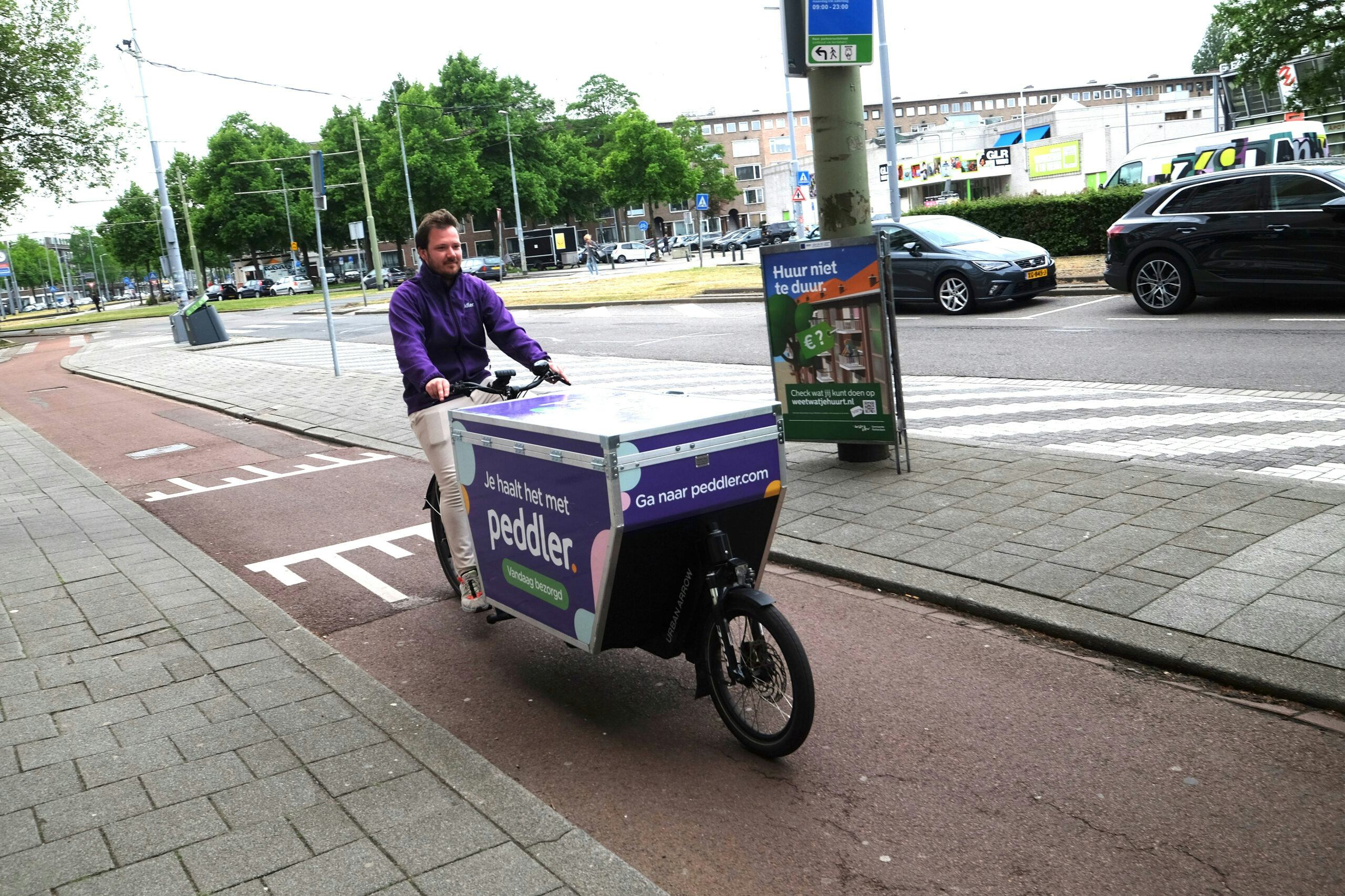 Peddler bezorgt met elektrische bakfietsen. Die veroorzaken minder overlast dan bezorgbusjes en spelen nu al in op de emissievrije bezorging die in de toekomst verplicht wordt. Foto: Distrifoodd