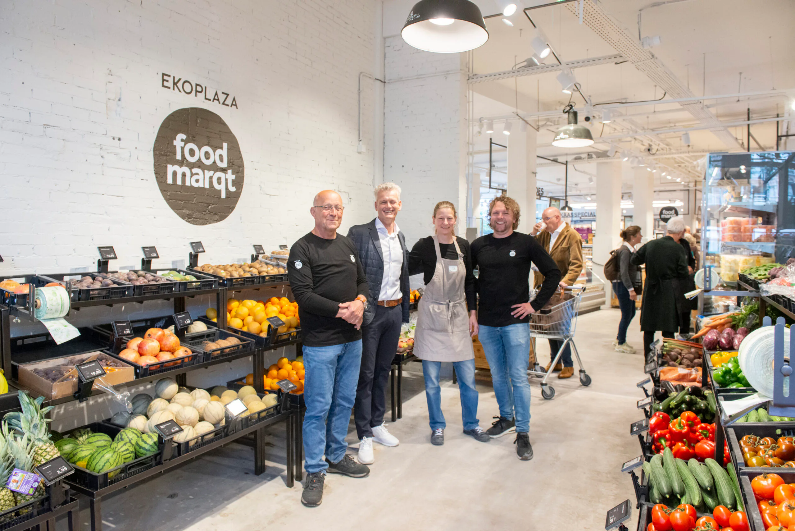 Erik Does directeur van Udea (tweede van links) met zijn medewerkers in de eerste Ekoplaza Foodmarqt in de Haarlemmerstaat in het centrum van Amsterdam. Foto Hans Vissers