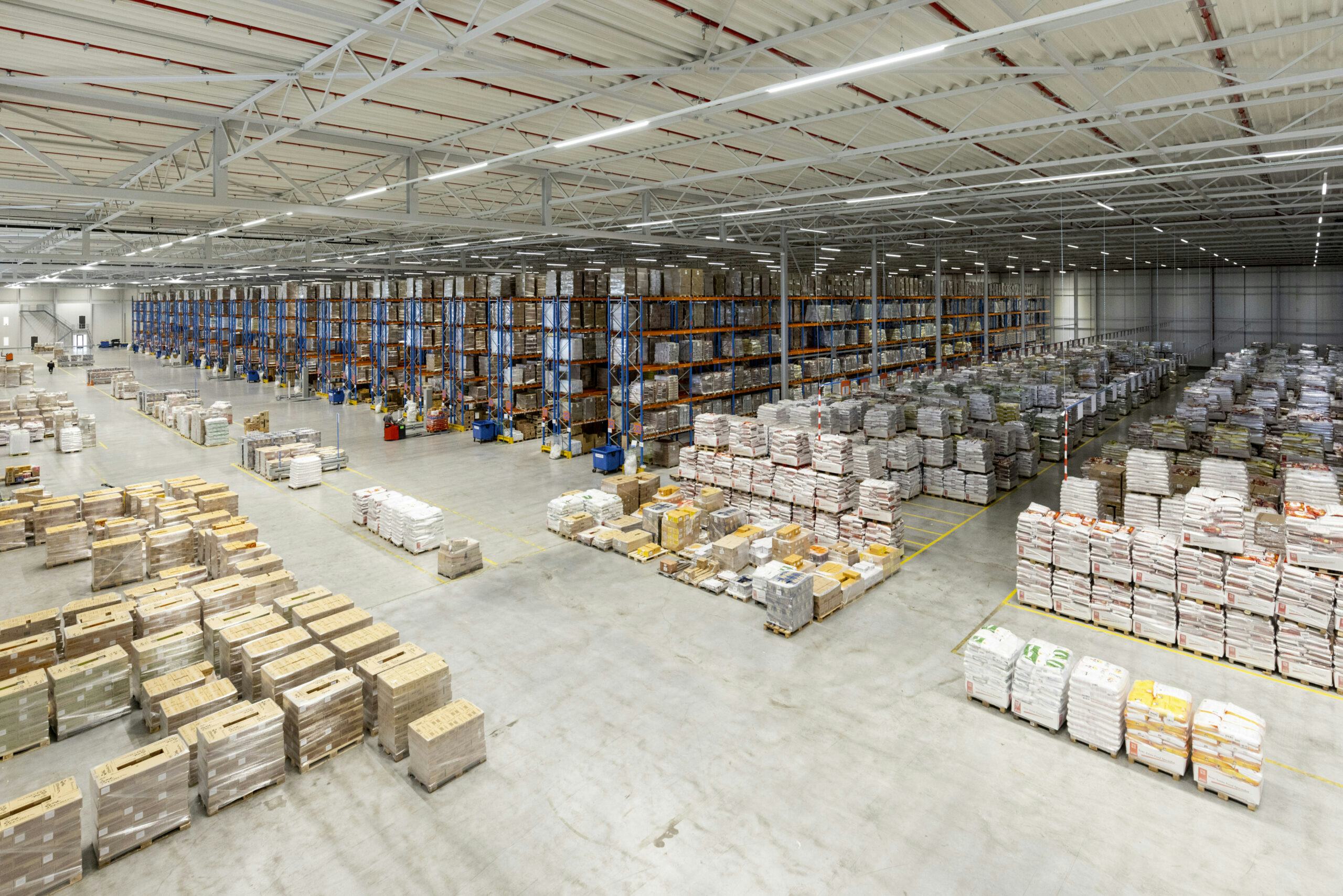 In de warehouse in Oss liggen miljoenen kilo’s Aziatische levensmiddelen opgeslagen.