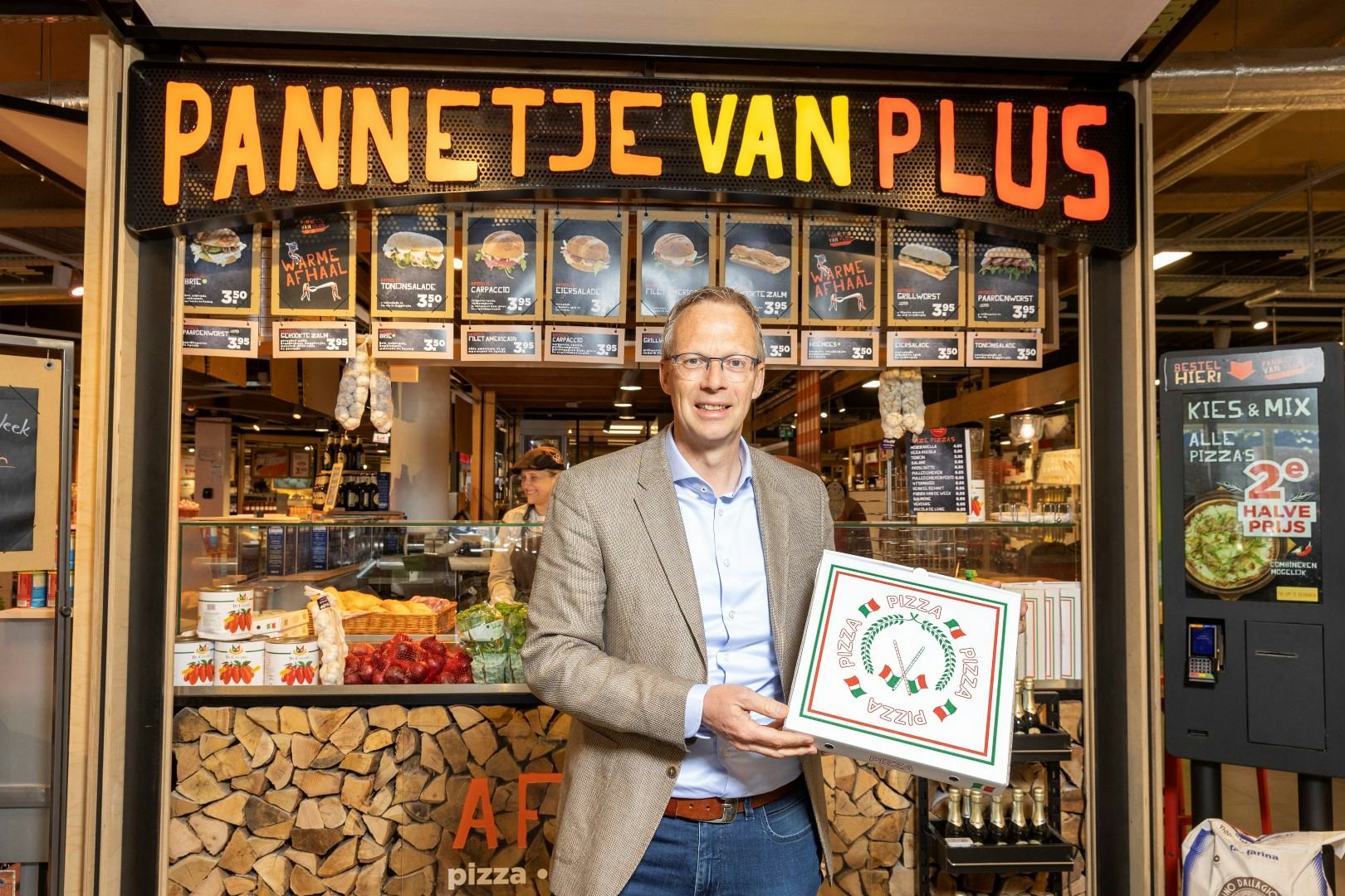 (C) Roel Dijkstra Fotografie / Foto: Robert Vos
Dordrecht, Plus-eigenaar Pel 't Lam.Het Pannetje van Plus is bij Plus 't Lam enorm succesvol.