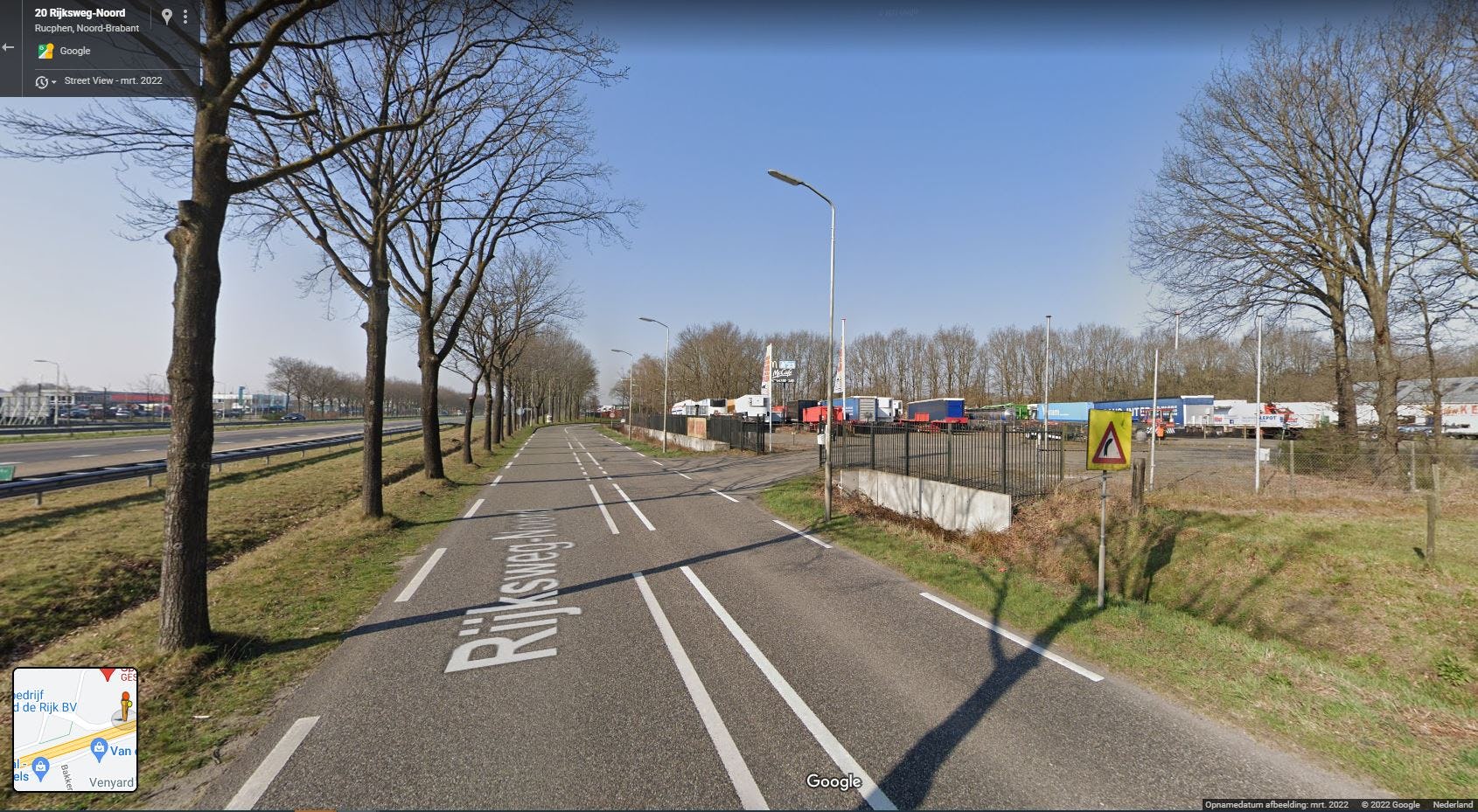 Rechts het terrein waar mogelijk een AH XL zich vestigt en links snelweg A58. Foto: Google Streetview.