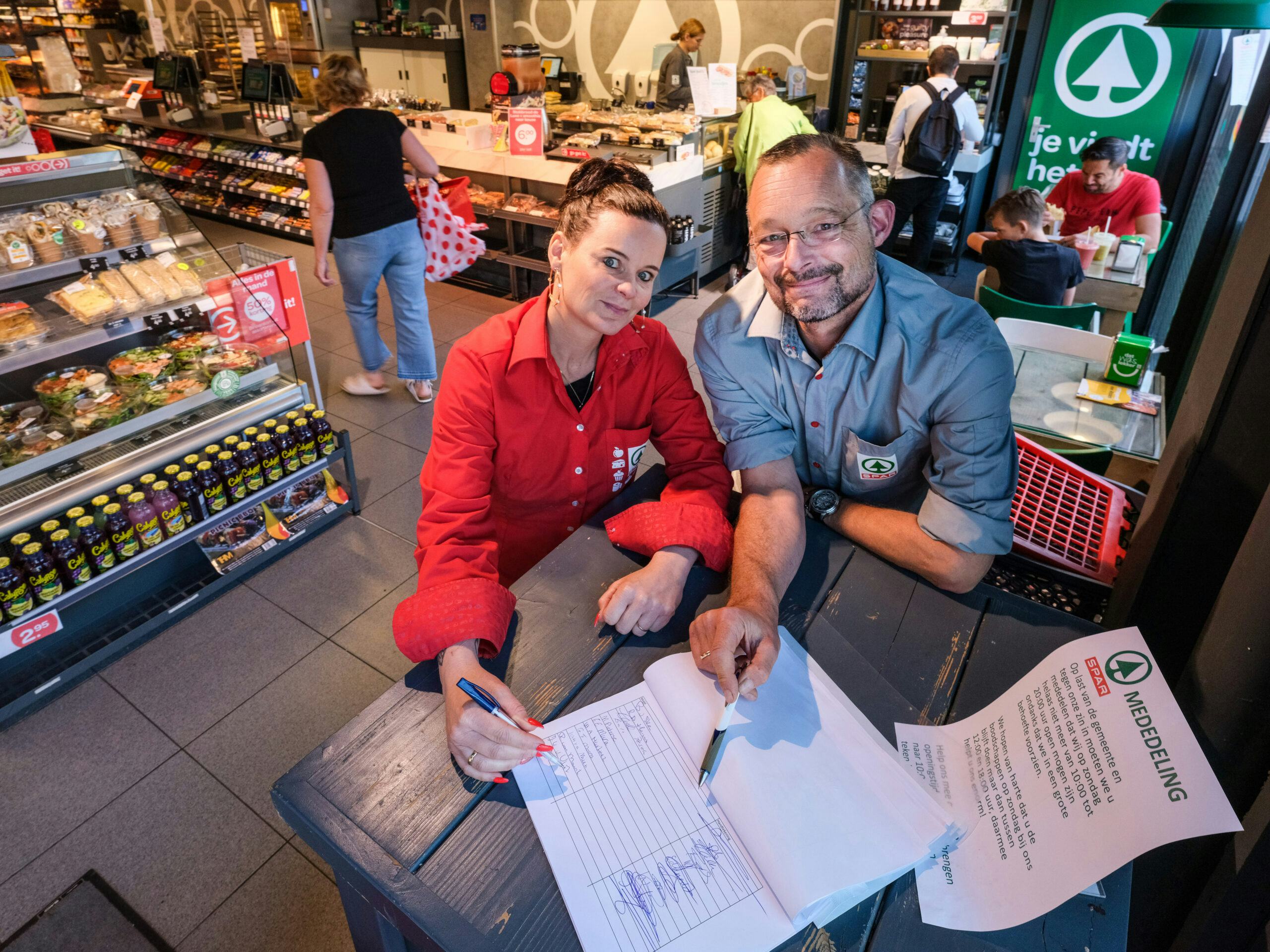 Angela en Nico van Dijk: ‘Spar heeft ons enorm geholpen. Het is een superformule. Ze staan echt voor hun ondernemers.’ Foto: Jan Willem van Vliet
