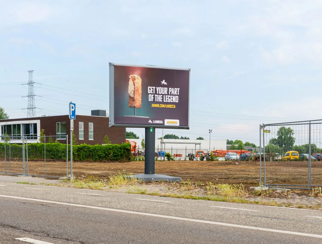 Jumbo (B) deelt stenen gesloten discotheek uit