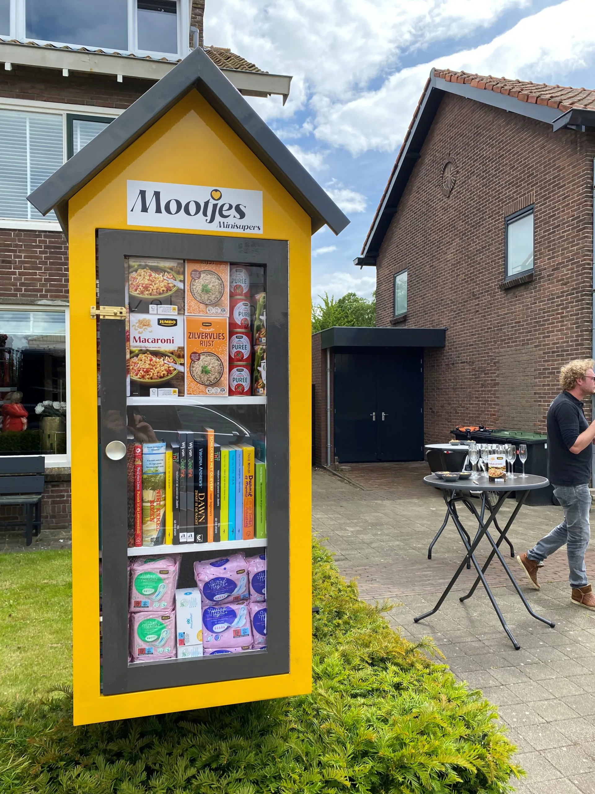 De Mootjes-super. Naast boeken zijn er kruidenierswaren en dameshygiëne-artikelen te vinden. Foto: Jumbo Monique.