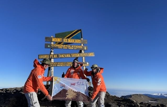 Titus Vogt en zijn twee kompanen  op de top van Afrika's hoogste berg. Foto: Titus Vogt.