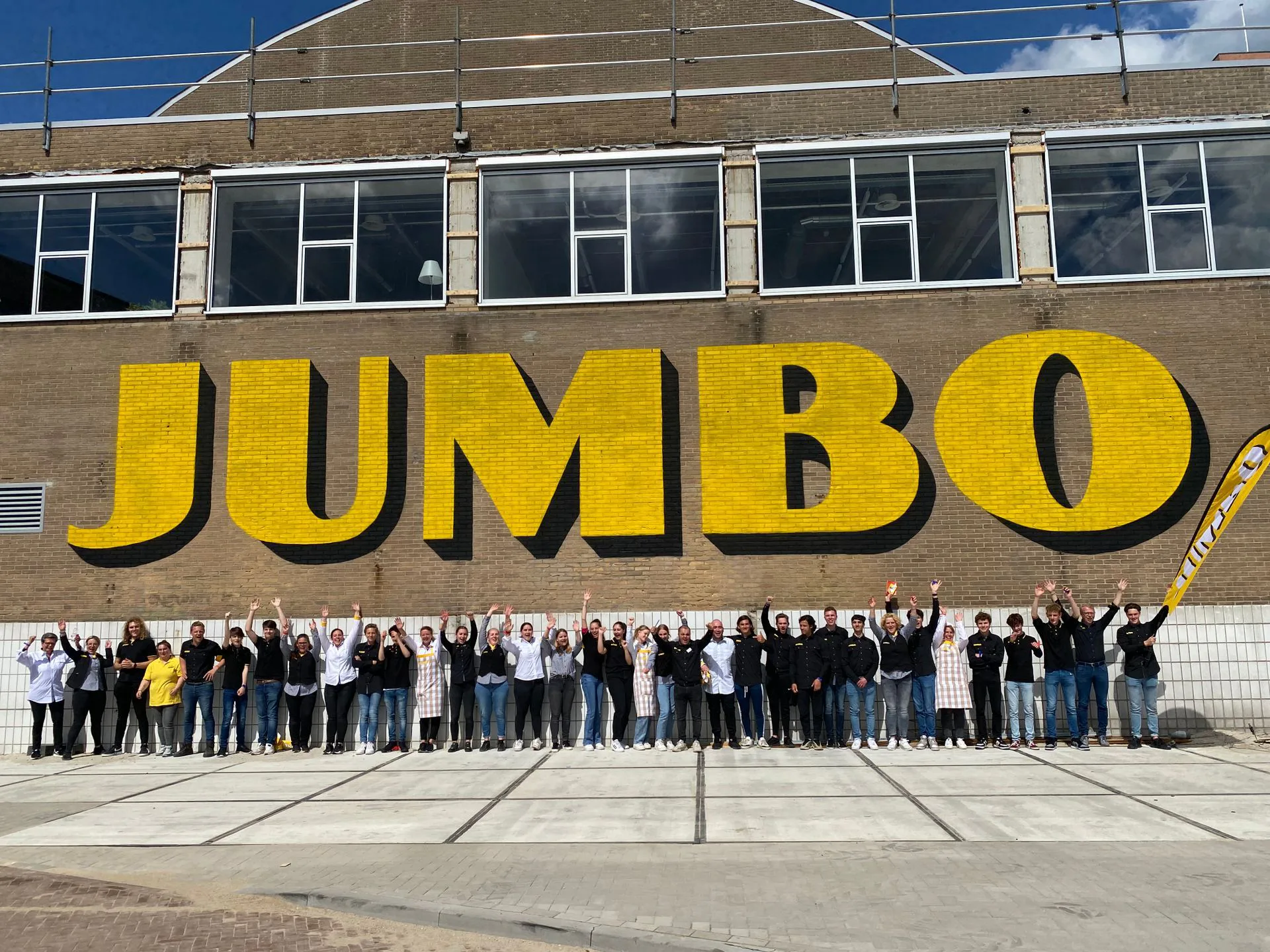Personeel van Jumbo Leussink voor de nieuwe supermarkt. Foto: Jumbo