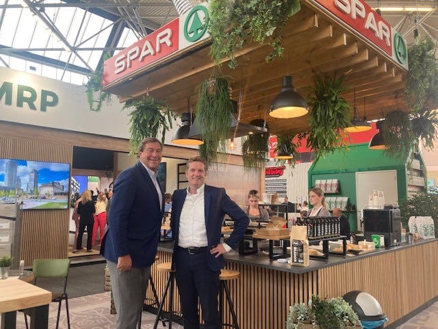 Directeur John van der Ent van Spar en vastgoeddirecteur  Christiaan Koopmans van Spar Nederland.