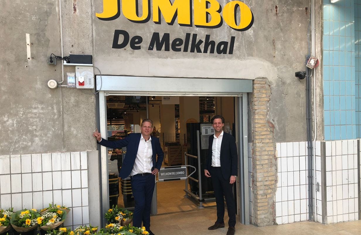 Tijn (L) en Niek Leussink openden een Jumbo in de bijzondere historische melkhal in Enschede. Foto: Distrifood. 