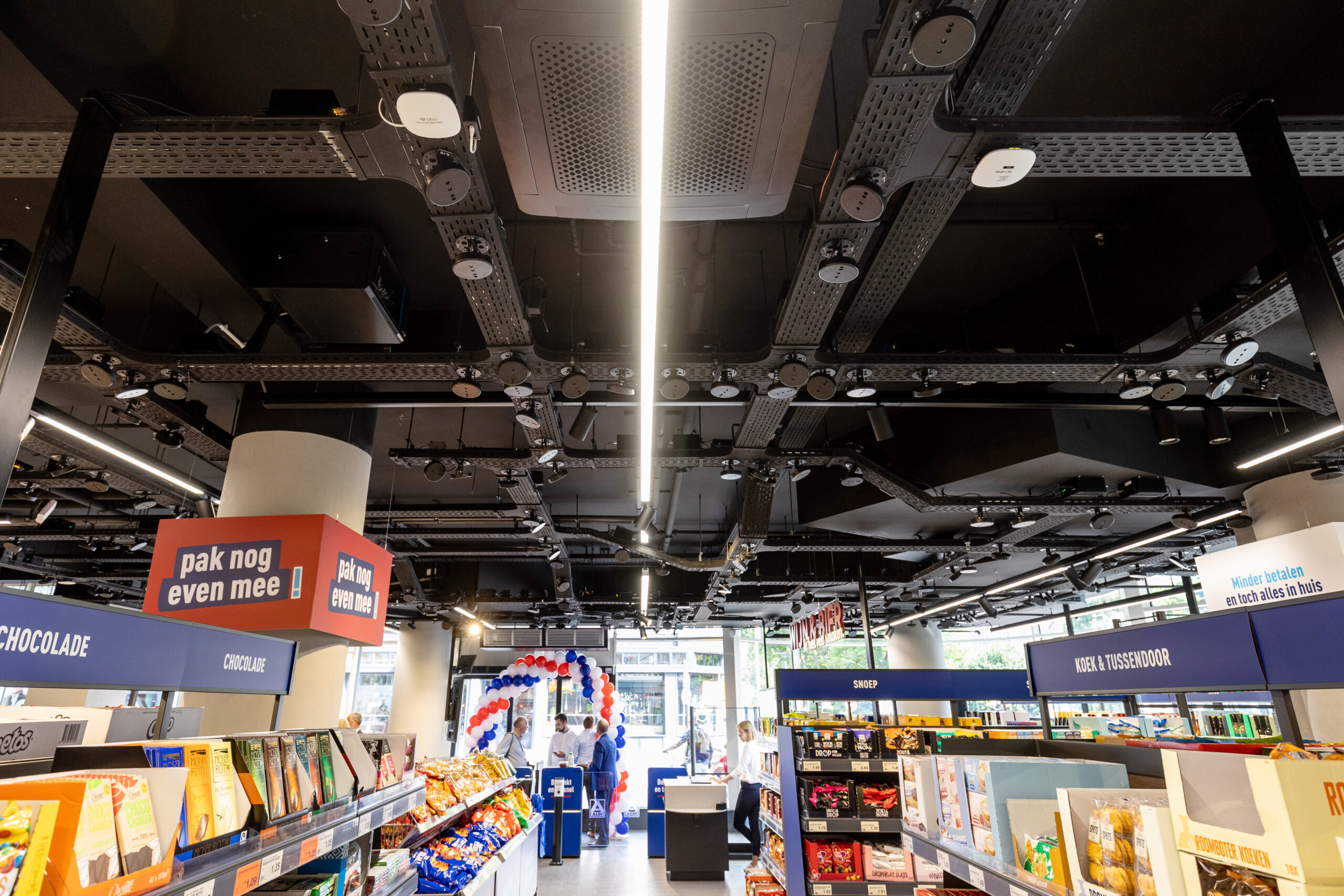 Een beeld van de winkel, met aan het plafond de camera's. 