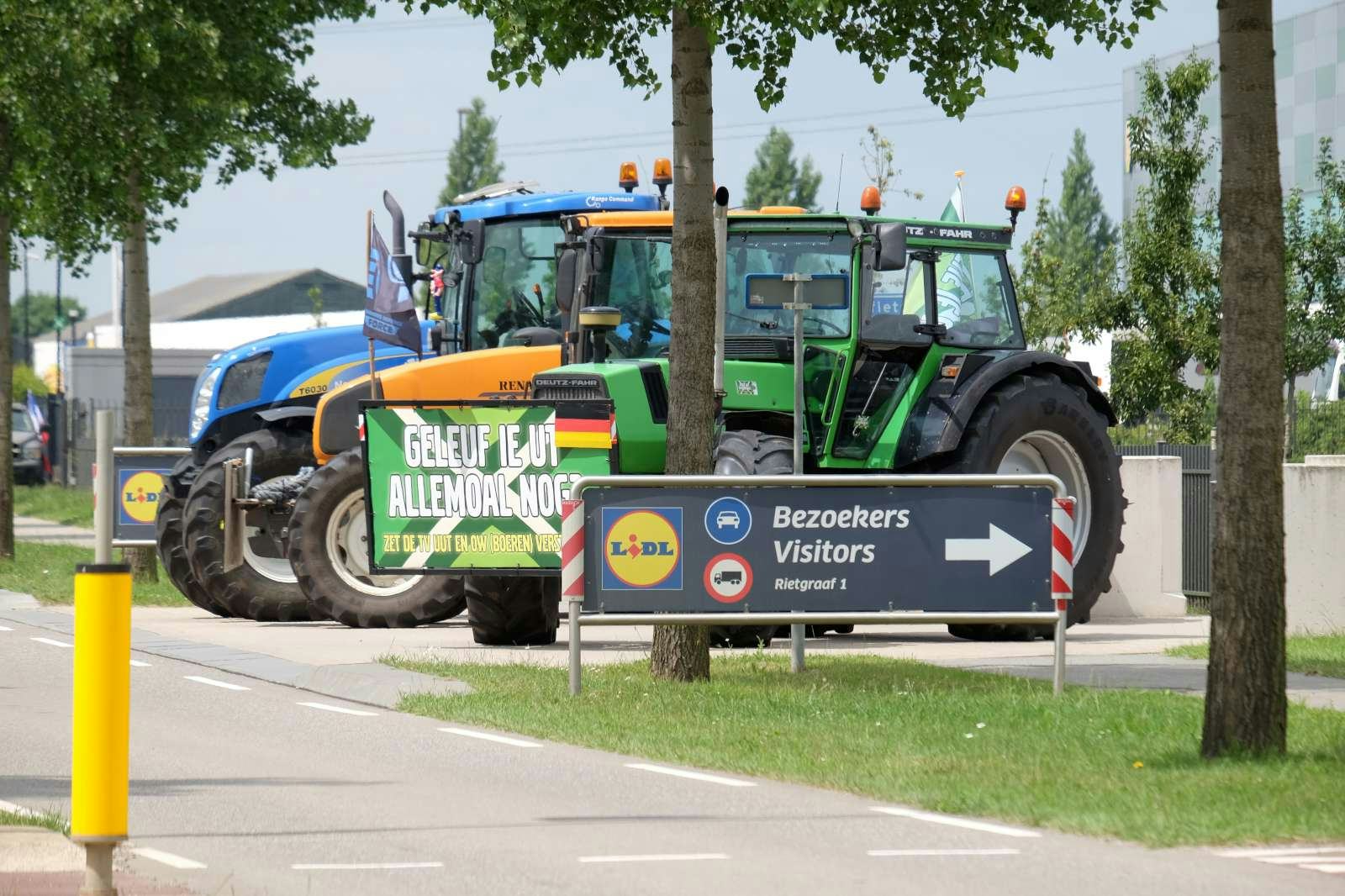 Boeren blokkeerden het dc van Lidl in Oosterhout. Foto: Distrifood