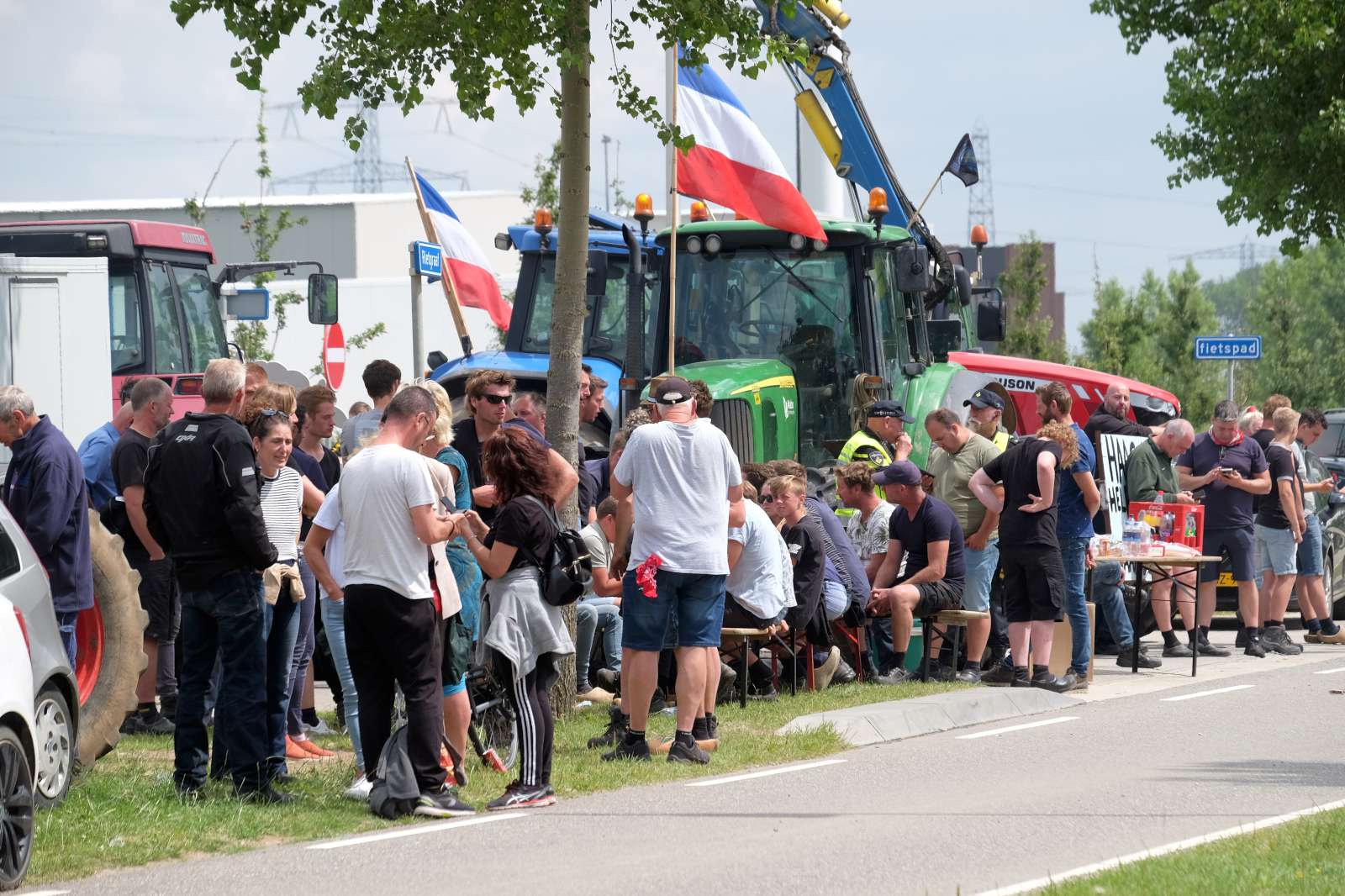 Protesterende boeren bij het distributiecentrum van Lidl in Oosterhout. Foto: Distrifood