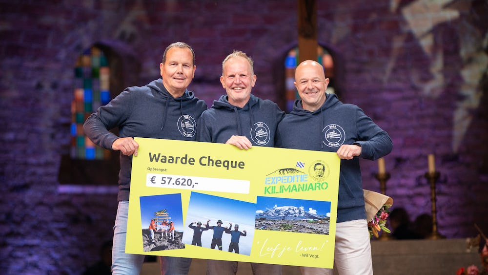 Titus Vogt, Eelke Krol en Jogchum van der Woude met cheque Expeditie Kilimanjaro Foto: Marit Klein