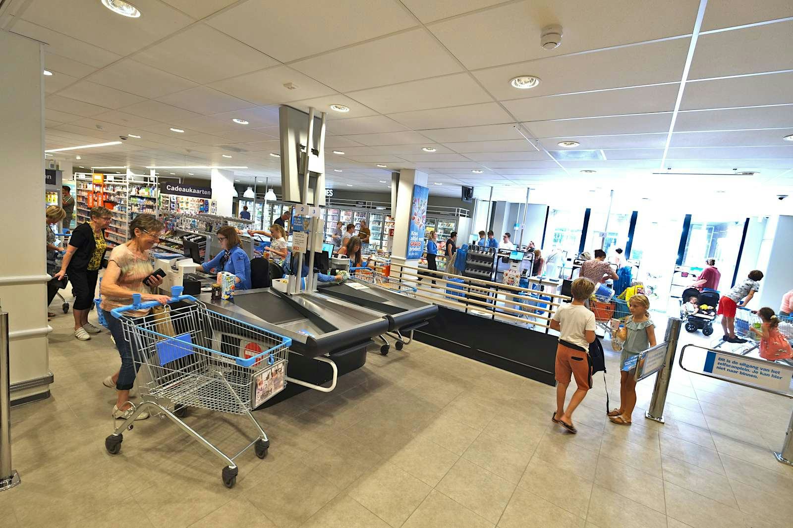 Drie lijnkassa's en maar liefst 12 zelfscan/self checkouts