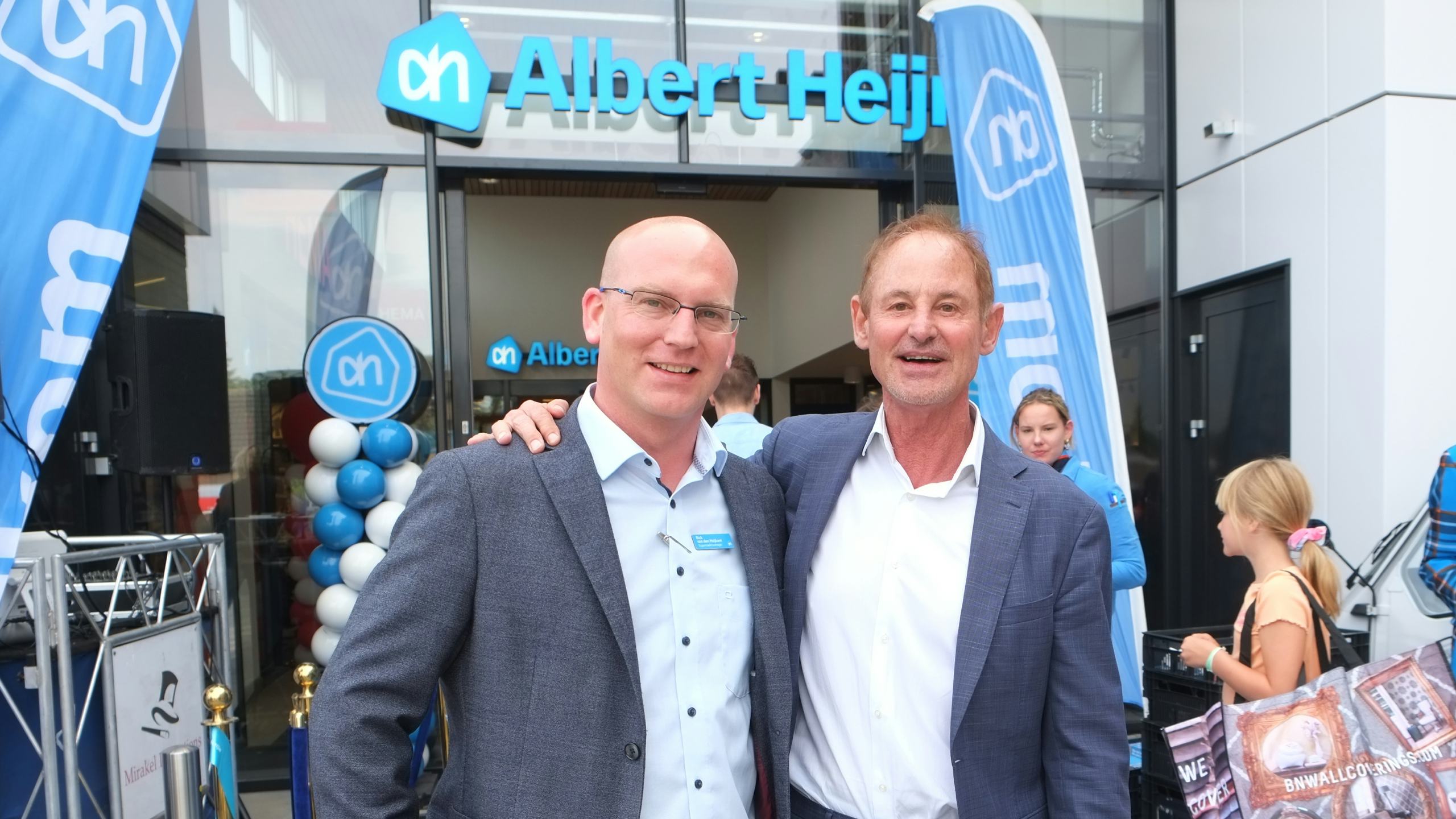 Hans Geveling (rechts) met supermarktmanager Rick van den Heijkant. Je kunt volgens Geveling miljoenen investeren in een winkel, maar voor succes zijn goede, betrokken, lokaal gewortelde medewerkers onontbeerlijk. Foto's: Distrifood.