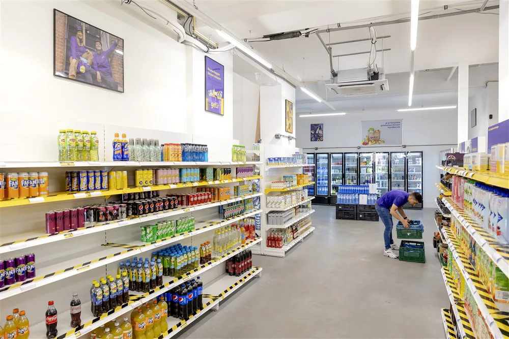 Opvallend ook de ruime gangpaden in de Getir supermarkt. Foto: ANP/Robin van Lonkhuisen