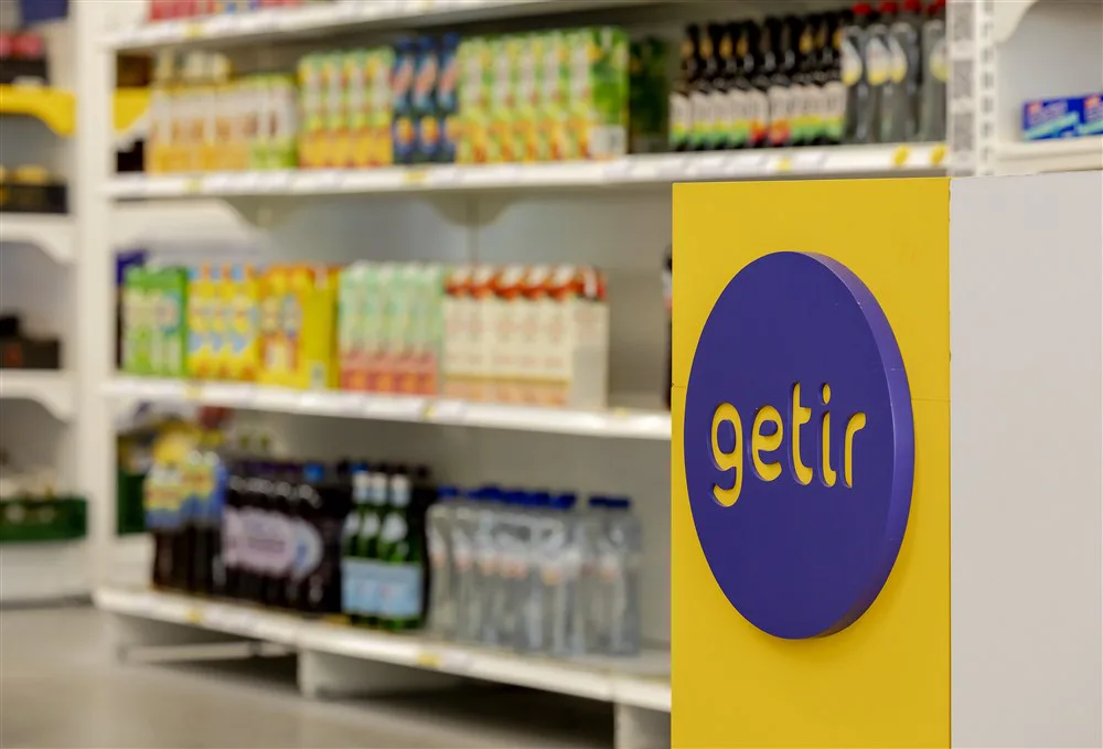 Met de opening heeft Nederland er weer een 'stenen' supermarktformule bij. Dat is opmerkelijk omdat flitsbezorgers op een verdienmodel moeten varen met geen stenen winkels en daardoor kosten kunnen besparen. Foto: ANP/Robin van Lonkhuisen