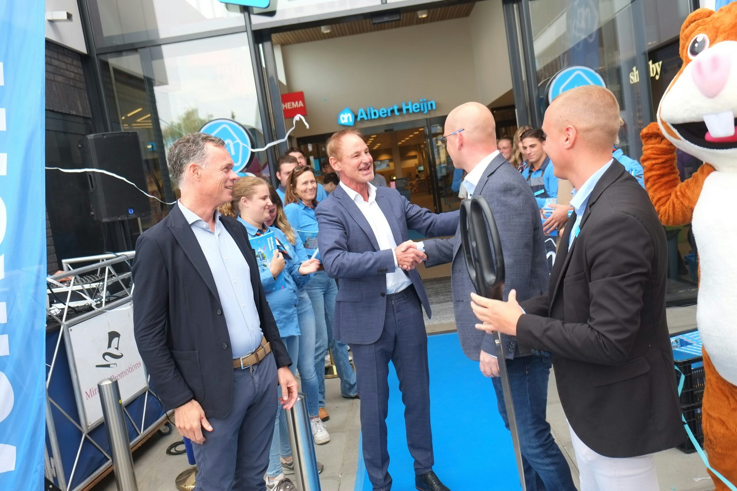 Hans Geveling (midden) bij de heropening van zijn Albert Heijn in Zundert. Foto: Distrifood.