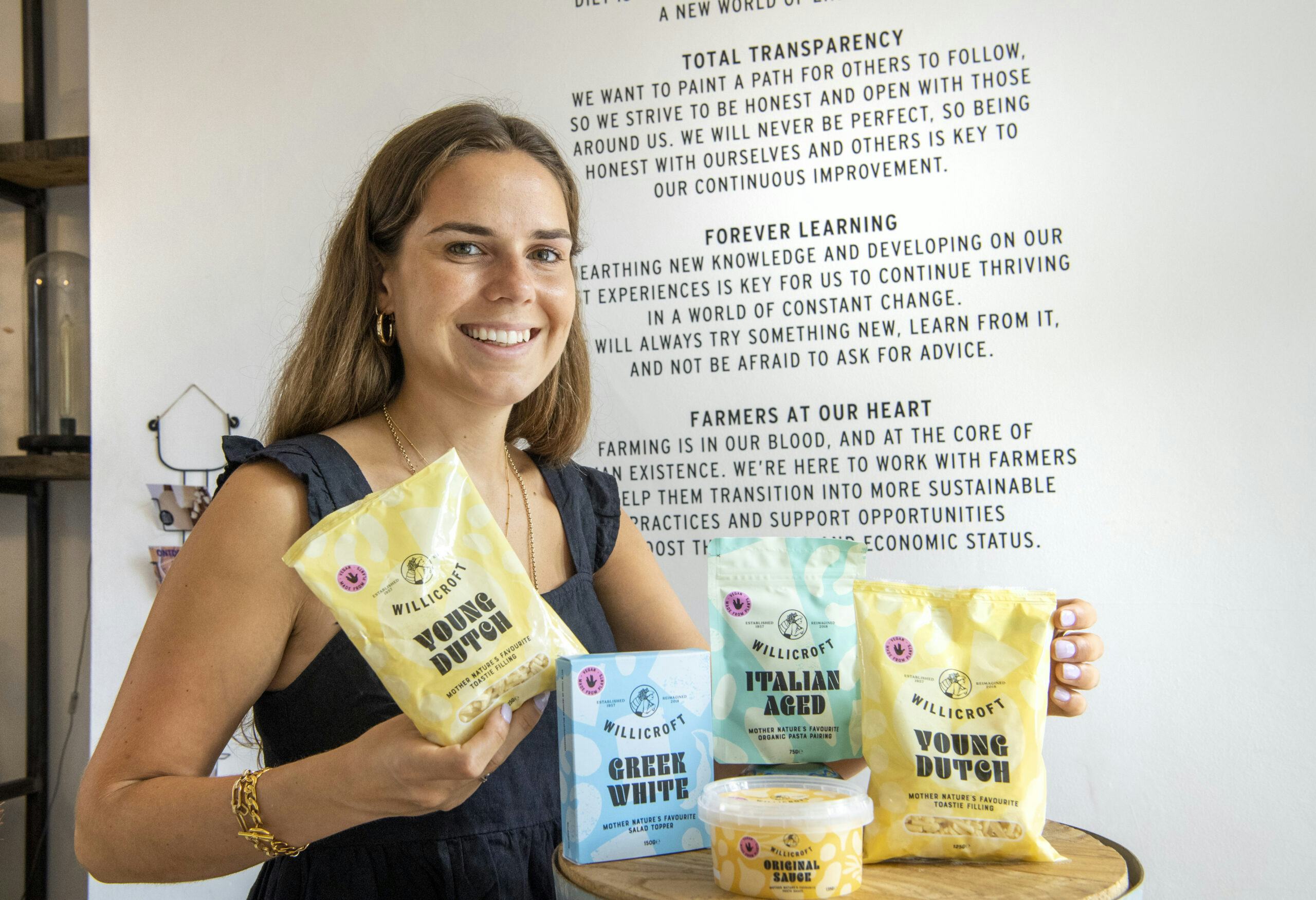 Marketingmanager Rosie Butler met de nieuwe vegan kaas.