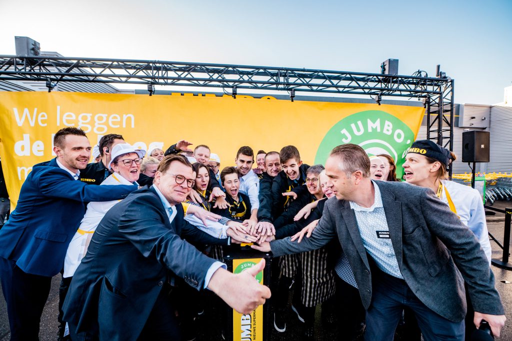 De nieuwe Jumbo in Rumst is geopend door franchisenemer Jelle van Gansen, managing director België Peter Isaac en het team van Jumbo Rumst. Foto: Jumbo.