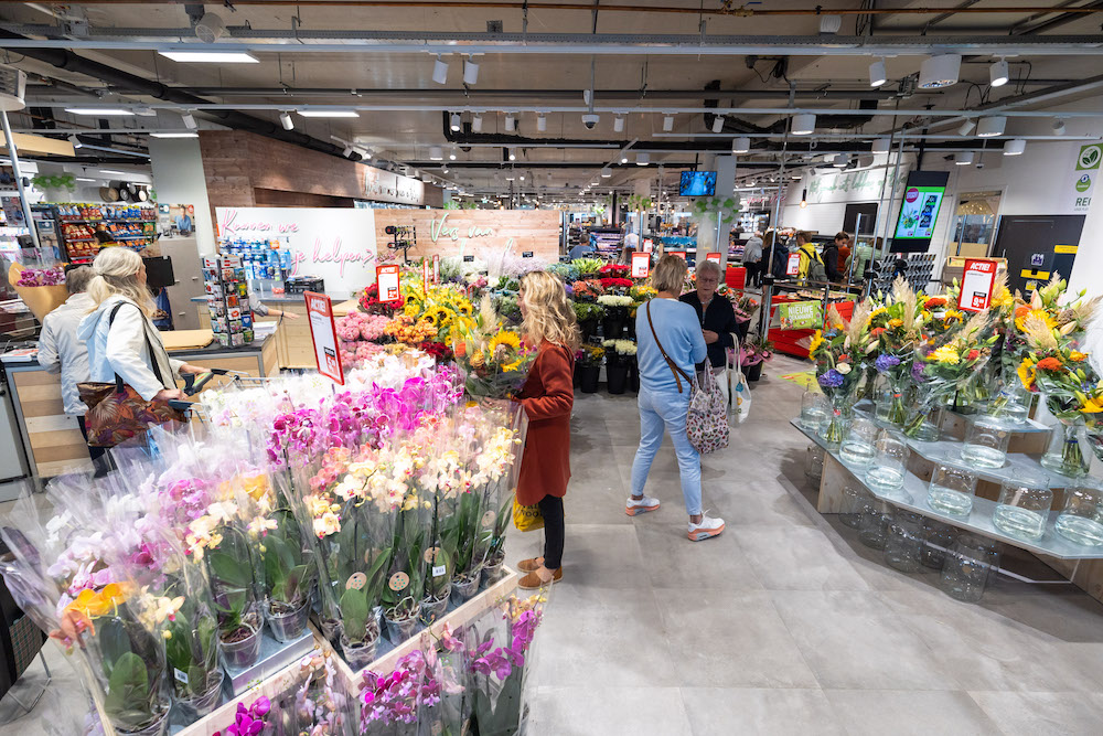 Klanten komen in de nieuwe Dekamarkt-formule fleurig binnen op de bloemenafdeling. Met behulp van voormalige Deen-mensen heeft Deka zijn eigen bloemencentrale opgezet. Bloemen en planten hebben in Bergen een relatief hoog omzetaandeel. Foto: Sebastiaan Rozendaal