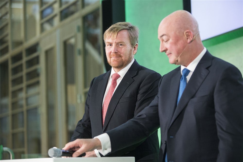 Unilever-topman Alan Jope (rechts) met koning Willem-Alexander. Foto: ANP