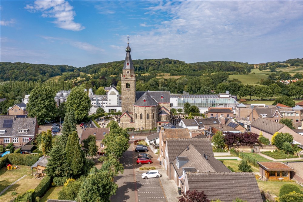 Wijlre in Limburg, met achter de kerk de brouwerij van Brand. Foto: ANP