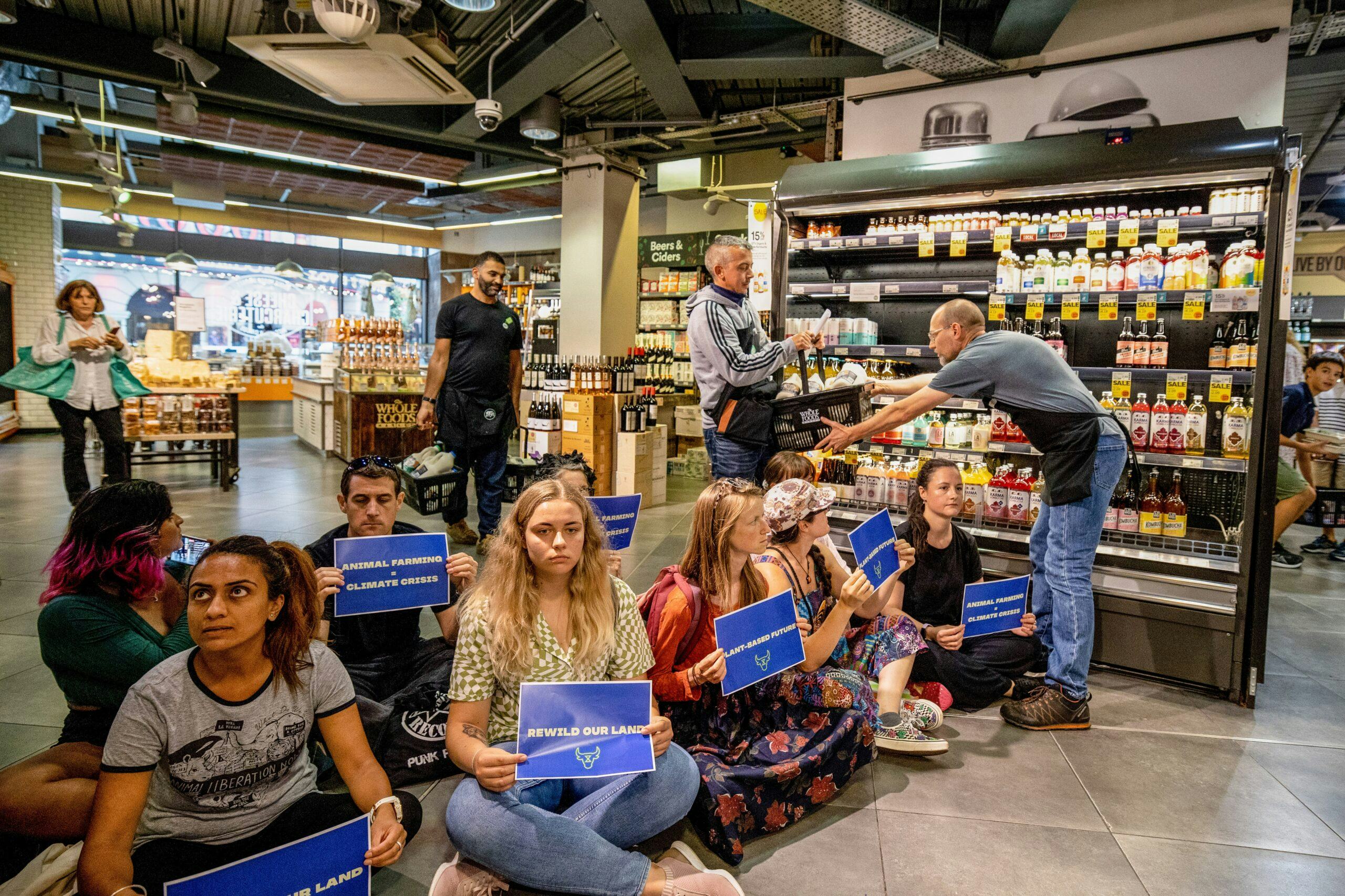 Leden van Animal Rebellion in een Britse supermarkt tijdens een eerder protest. Foto: ANP