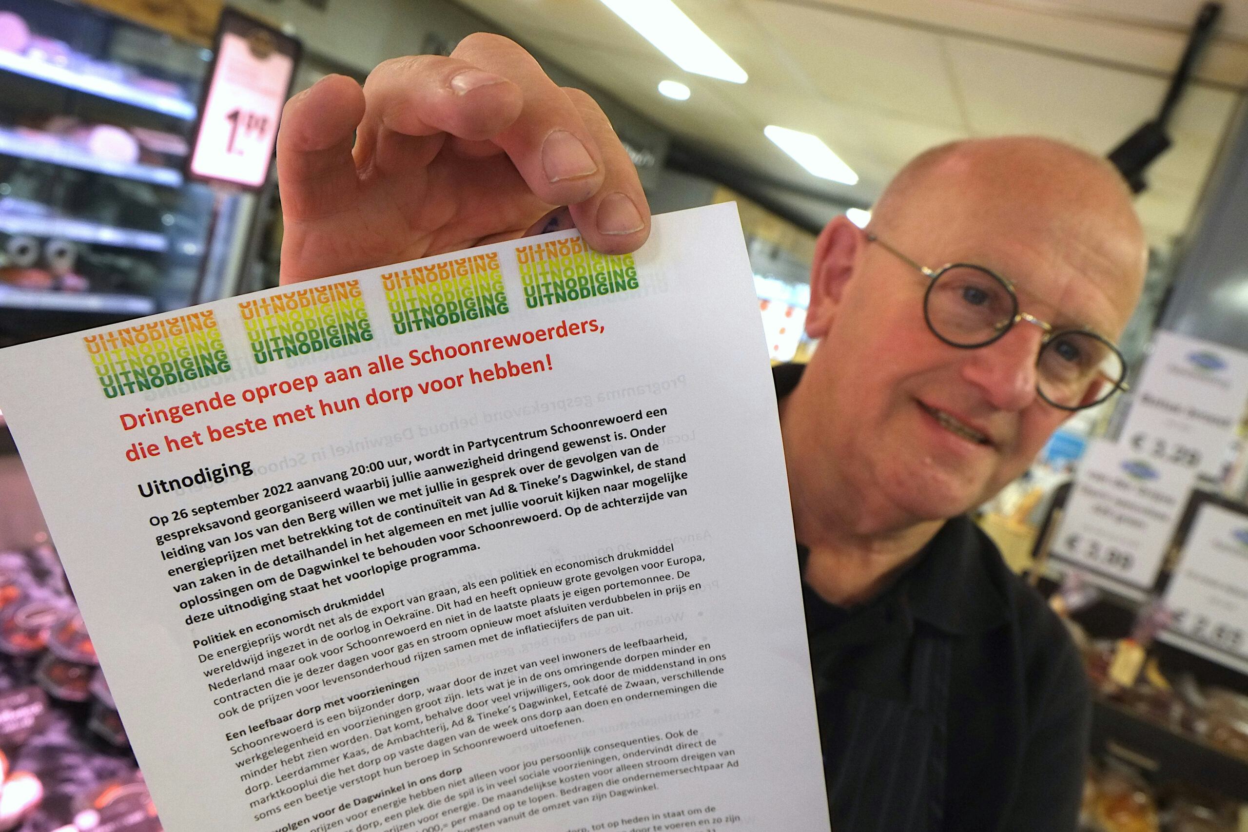 Dagwinkelier Ad de Jong met de brief die hij huis-aan-huis in Schoonrewoerd verspreidde. Foto: Distrifood.