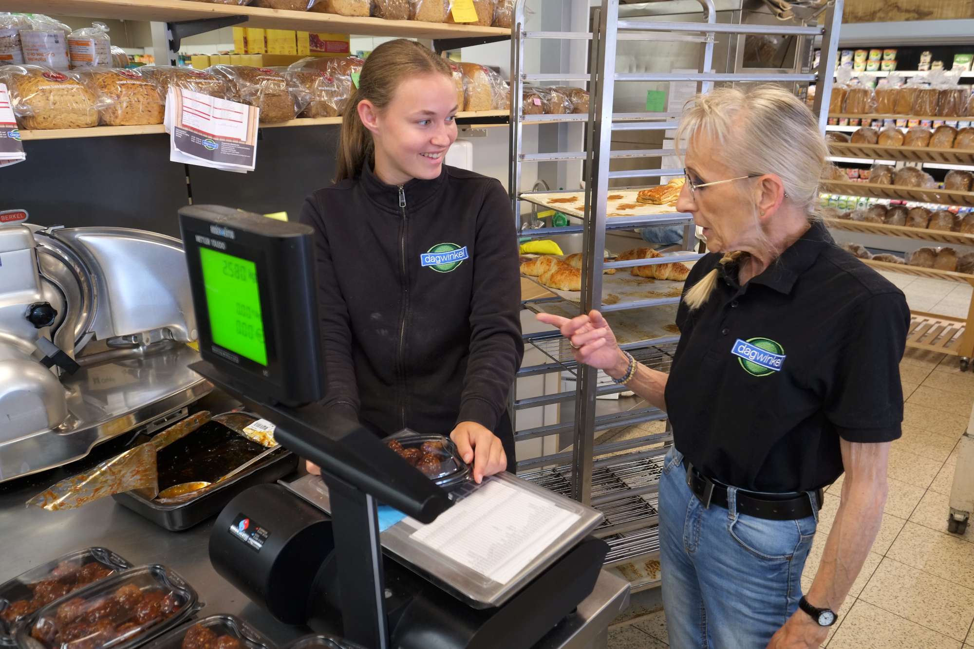 Dagwinkel Melderslo heeft een belangrijke sociale functie. Vrijwilligster Tiny (r) doet er sociale contacten op. Foto: Distrifood.