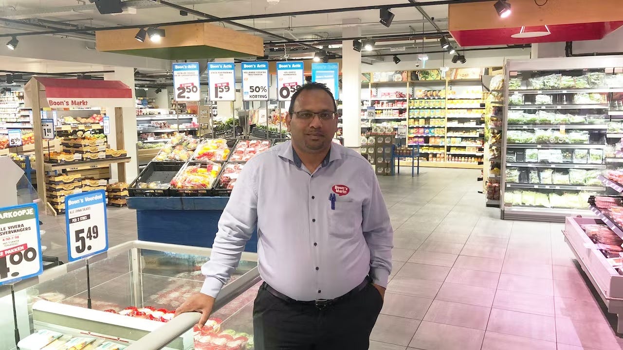 Ondernemer Nawin Harpal in zijn Boon's Markt in Utrecht. Foto: Distrifood
