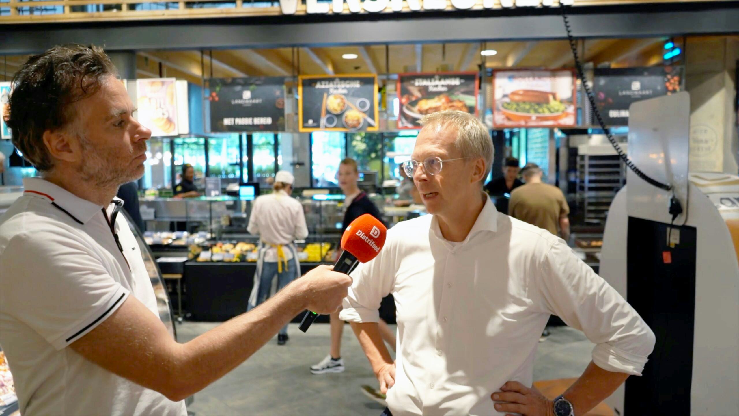 Plus-ondernemer Pel ’t Lam (rechts) met Distrifood redacteur Maurice de Jong (links). Foto: Distrifood