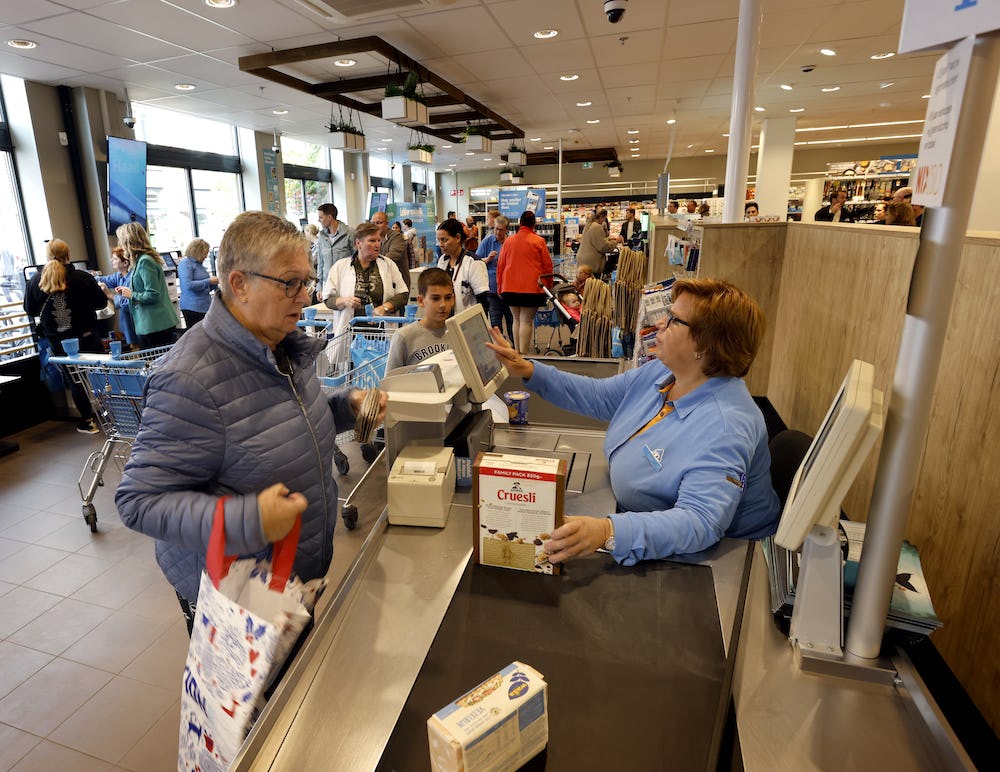 Albert Heijn voegt in Pijnacker het zelfscanplein en de reguliere kassa samen. Ook is er voor het eerst een zelfscanpaal waar klanten met contant geld kunnen betalen. Foto: Roel Dijkstra