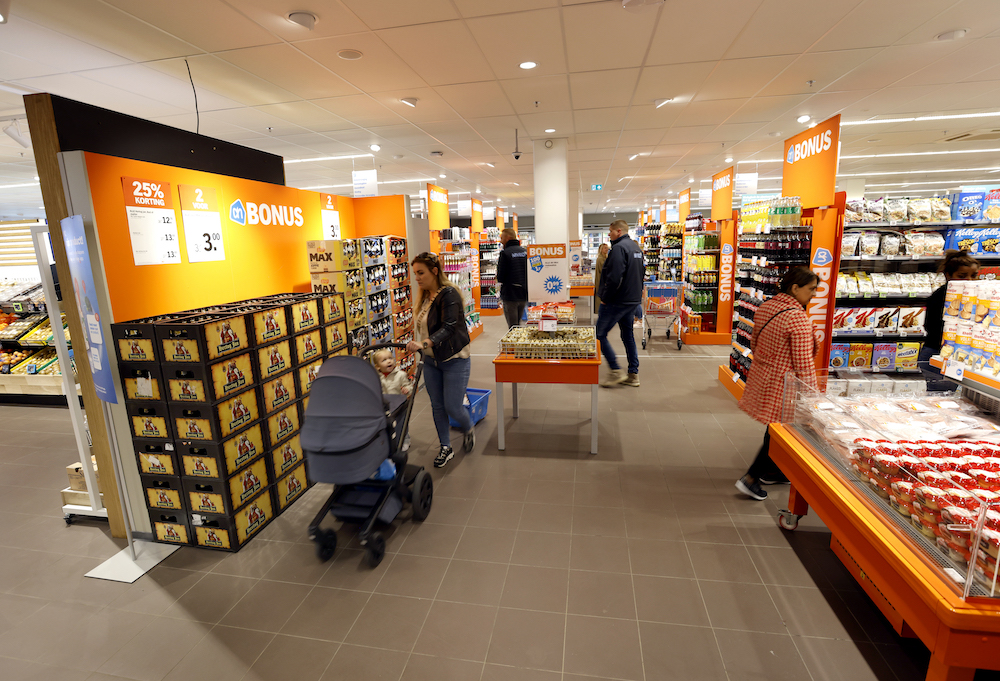 Albert Heijn vergeet ook zijn prijsimago niet. De koopjes zijn prominent aanwezig, net als de actiestraat met bonusaanbiedingen. Foto: Roel Dijkstra