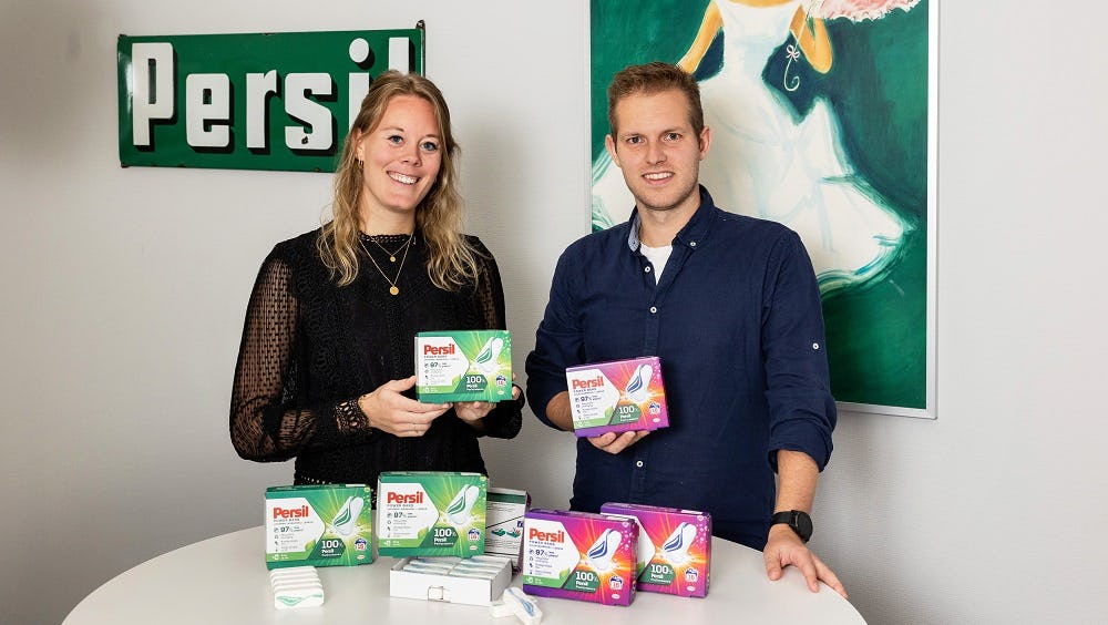 Lisa Brouwer en Frank Beelen presenteren de Persil Power Bars.