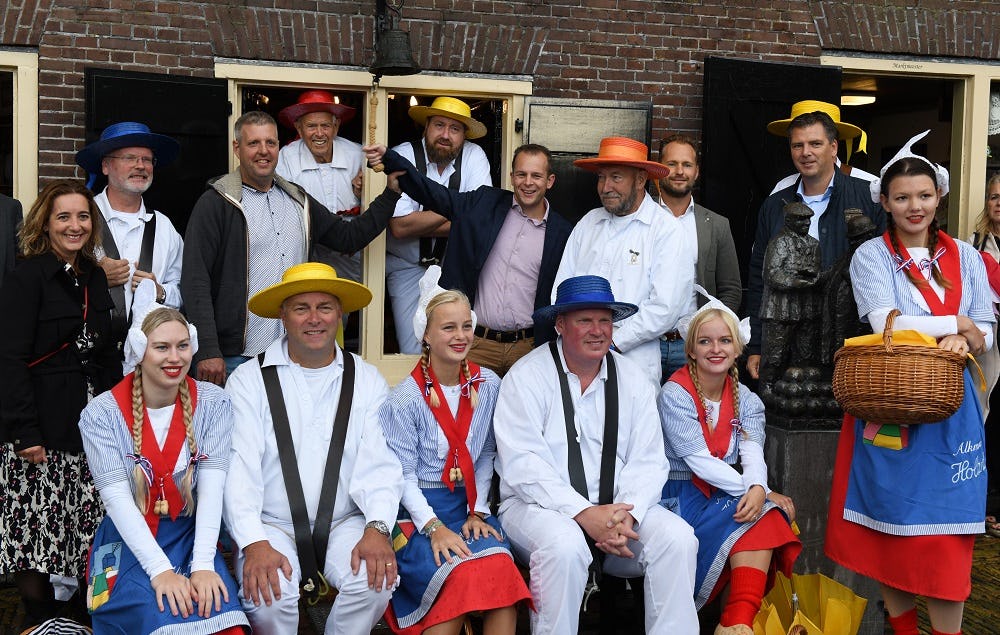 Melkveehouder Joep Verbij opent samen met Harm Fokker van inkooporganisatie Superunie officieel de Alkmaarse kaasmarkt.