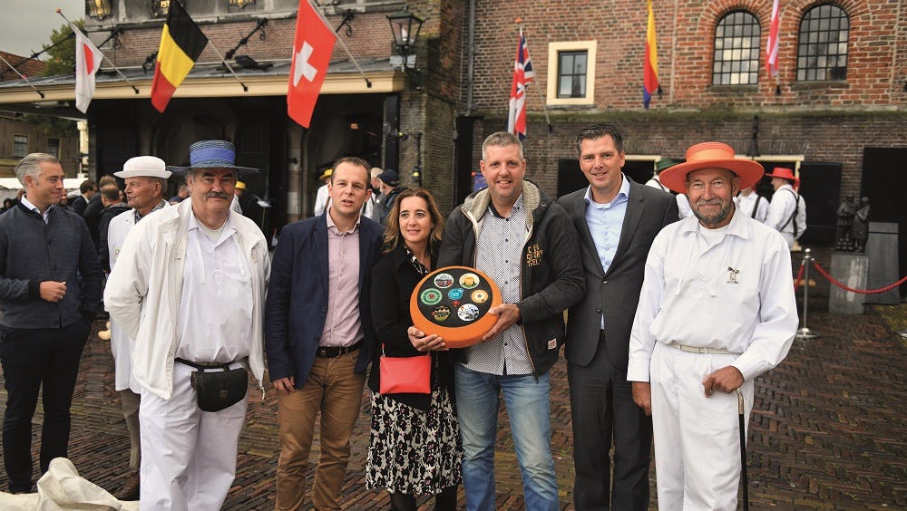 V.l.n.r.: Kaasdrager Cor Schipper, Harm Fokker (Superunie), melkveehouders Marieke en Joep Verbij, Joris Vogelpoel (Zijerveld) en Kaasvader Willem Borst, voorzanger van het KaasdragersGilde.