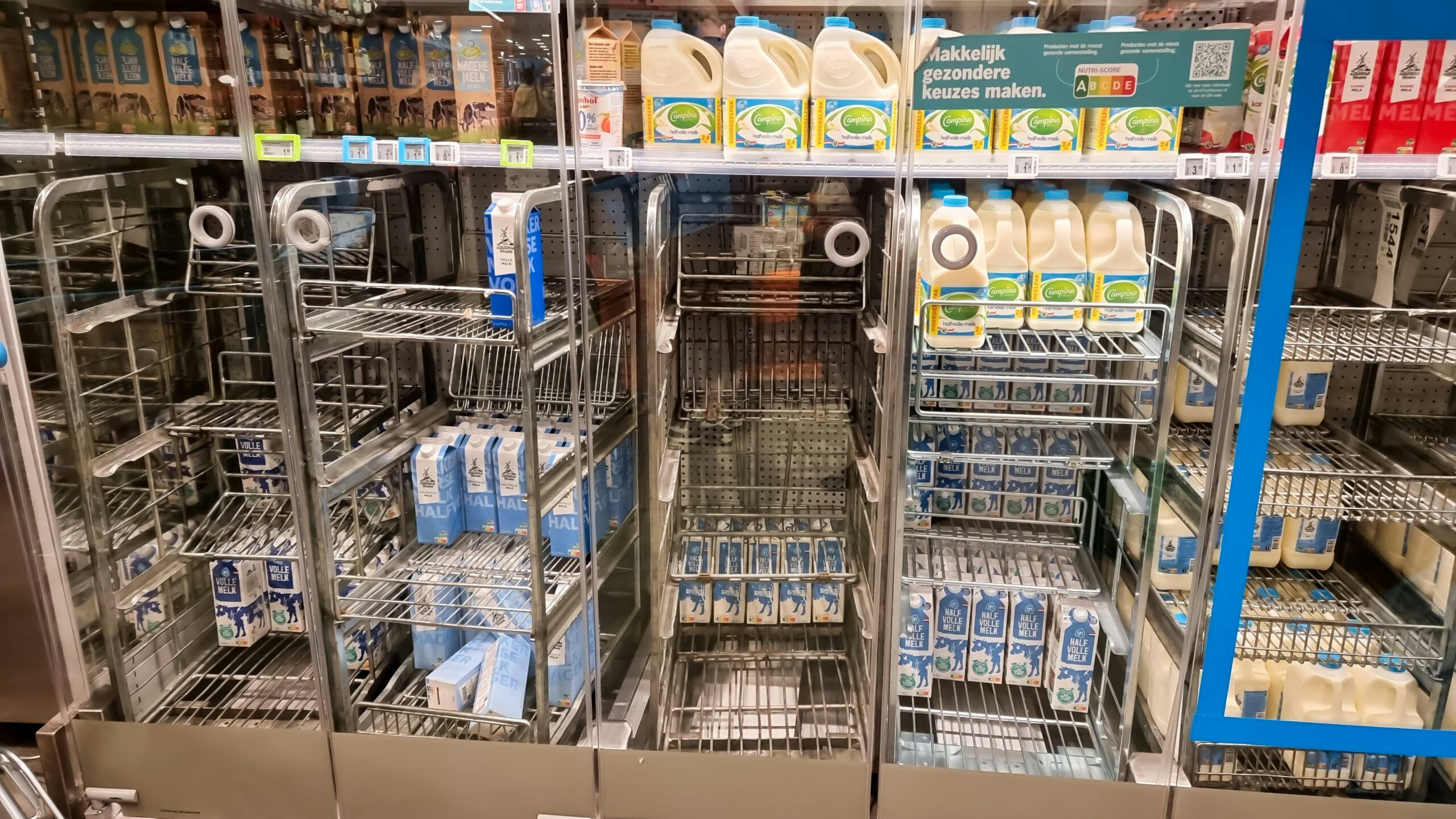 Pakken melk met het Beter Voor-logo van Albert Heijn. Foto: Shutterstock