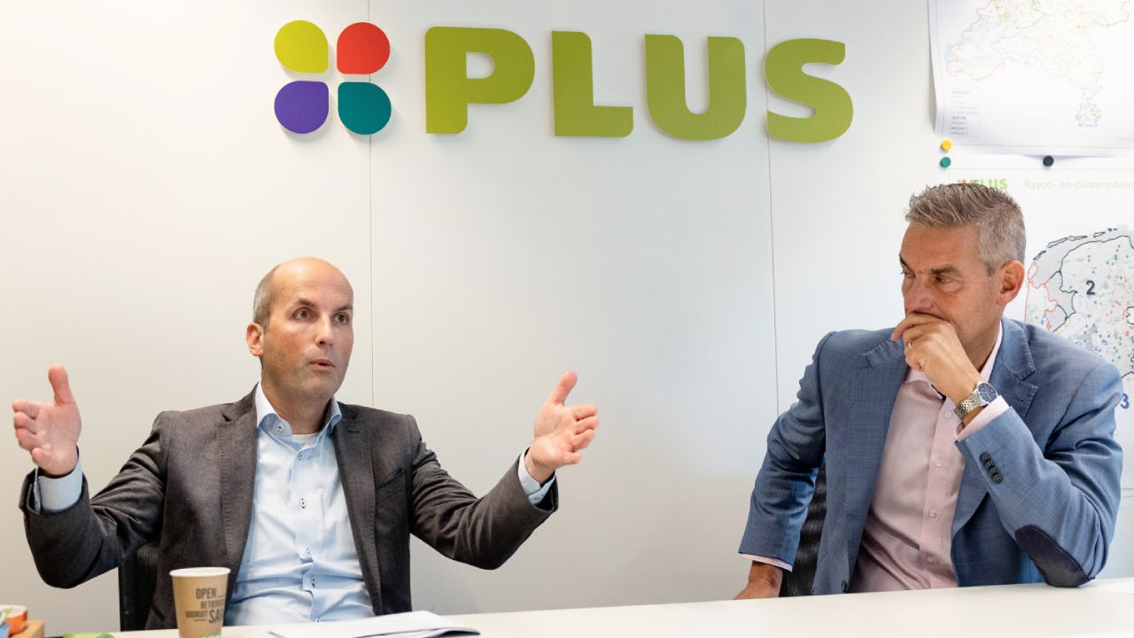 Björn Bertrand (vastgoed) en Maarten Ebben (winkeloperatie)  van Plus. Zij houden zich vanuit de directie volop bezig met de Coop-Plusombouw. Foto: Herbert Wiggerman