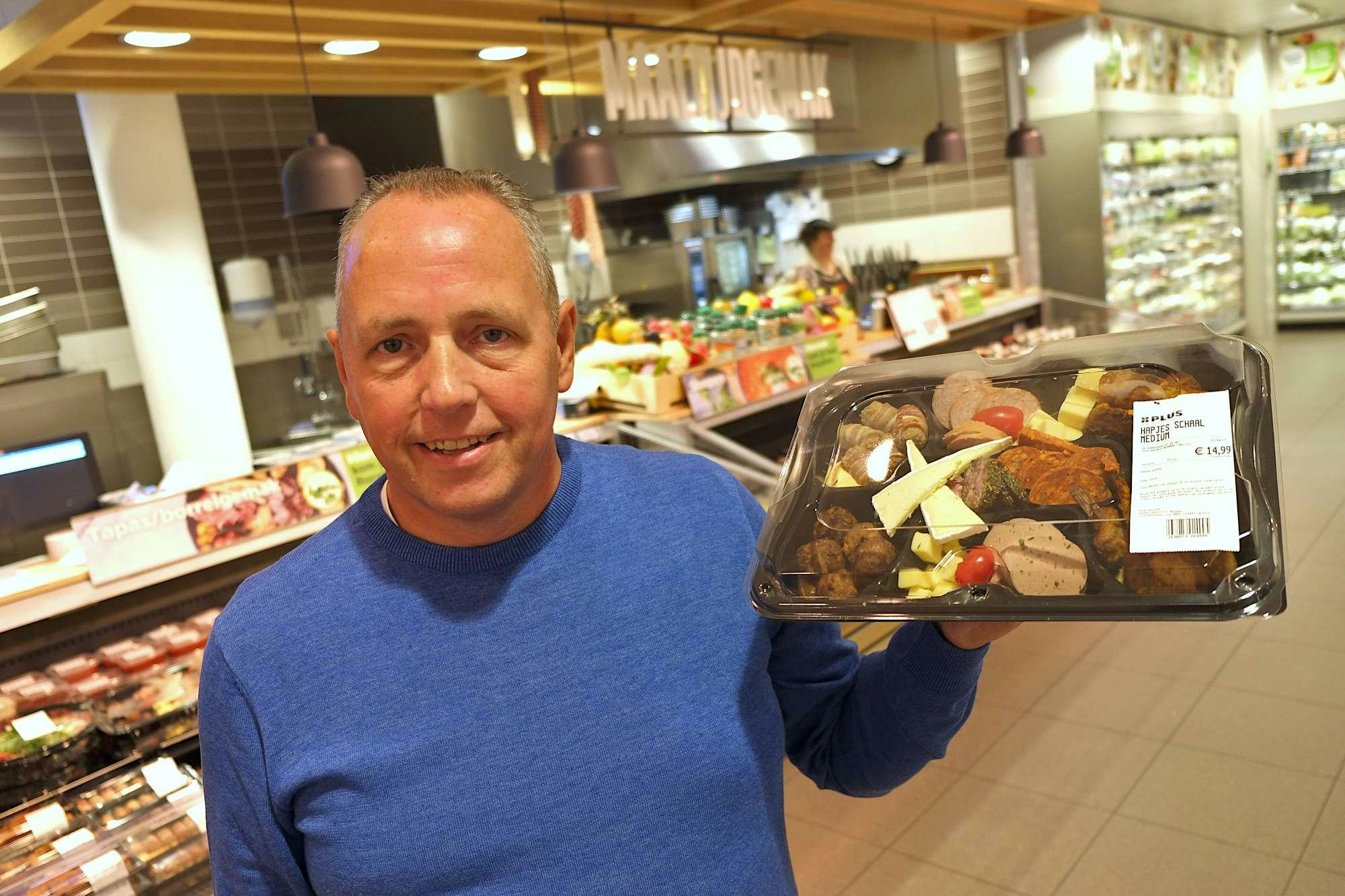 Peter Manniën voor de ambachtelijke slagerij annex keuken. Slagers maken producten, medewerkers koken verse maaltijden. Foto’s: Distrifood