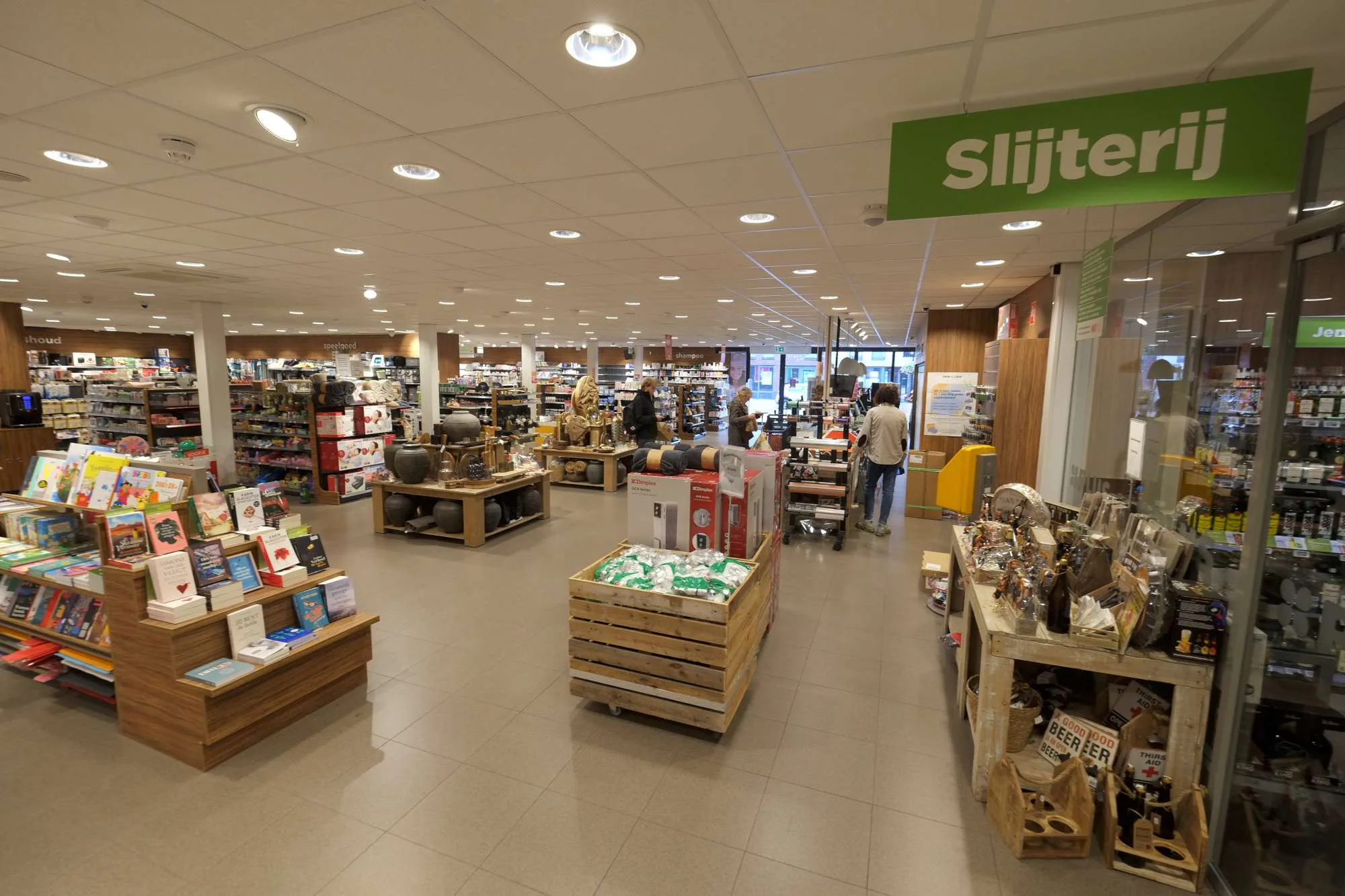 Slijterij, Readshop, Marskramer en drogisterij/parfumerie onder hetzelfde dak als de supermarkt. Foto: Distrifood.