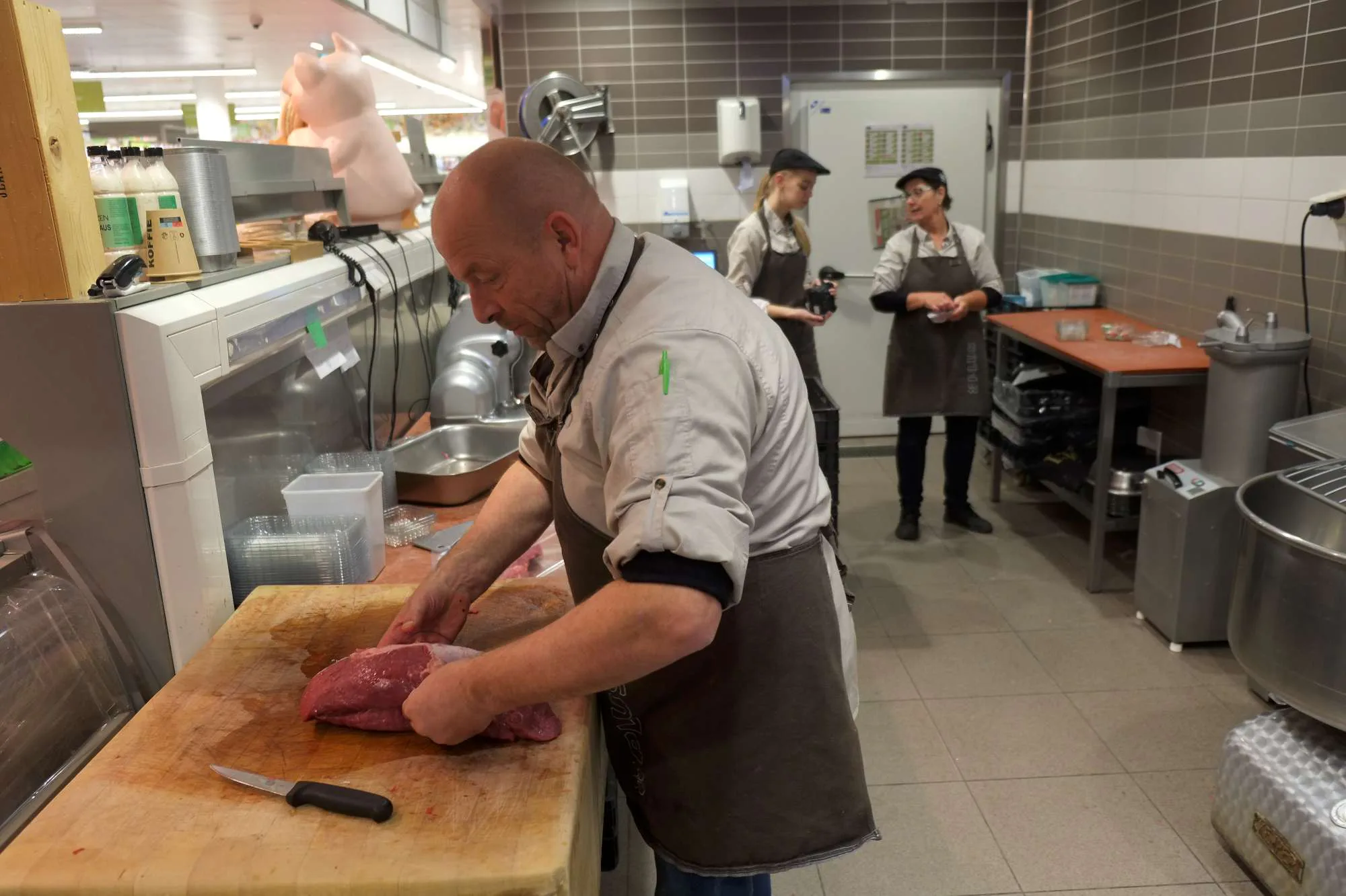 De slager aan het werk. Foto: Distrifood.